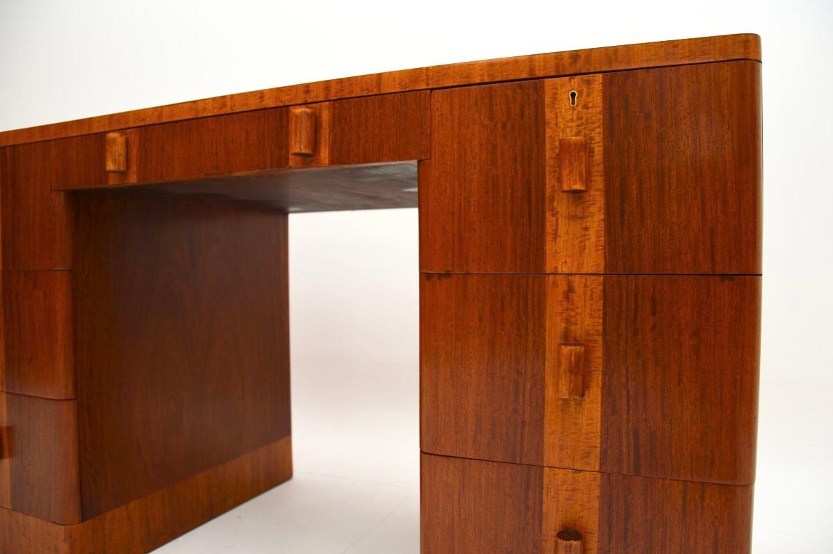 Bureau Art Déco en noyer et satiné avec dessus en cuir en vente 4