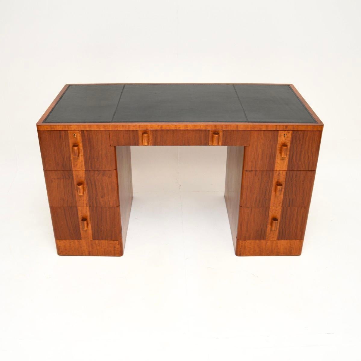 Art déco Bureau Art Déco en noyer et satiné avec dessus en cuir en vente