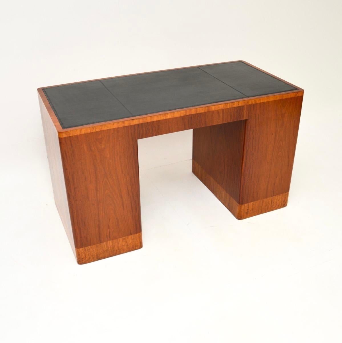 Bureau Art Déco en noyer et satiné avec dessus en cuir Bon état - En vente à London, GB