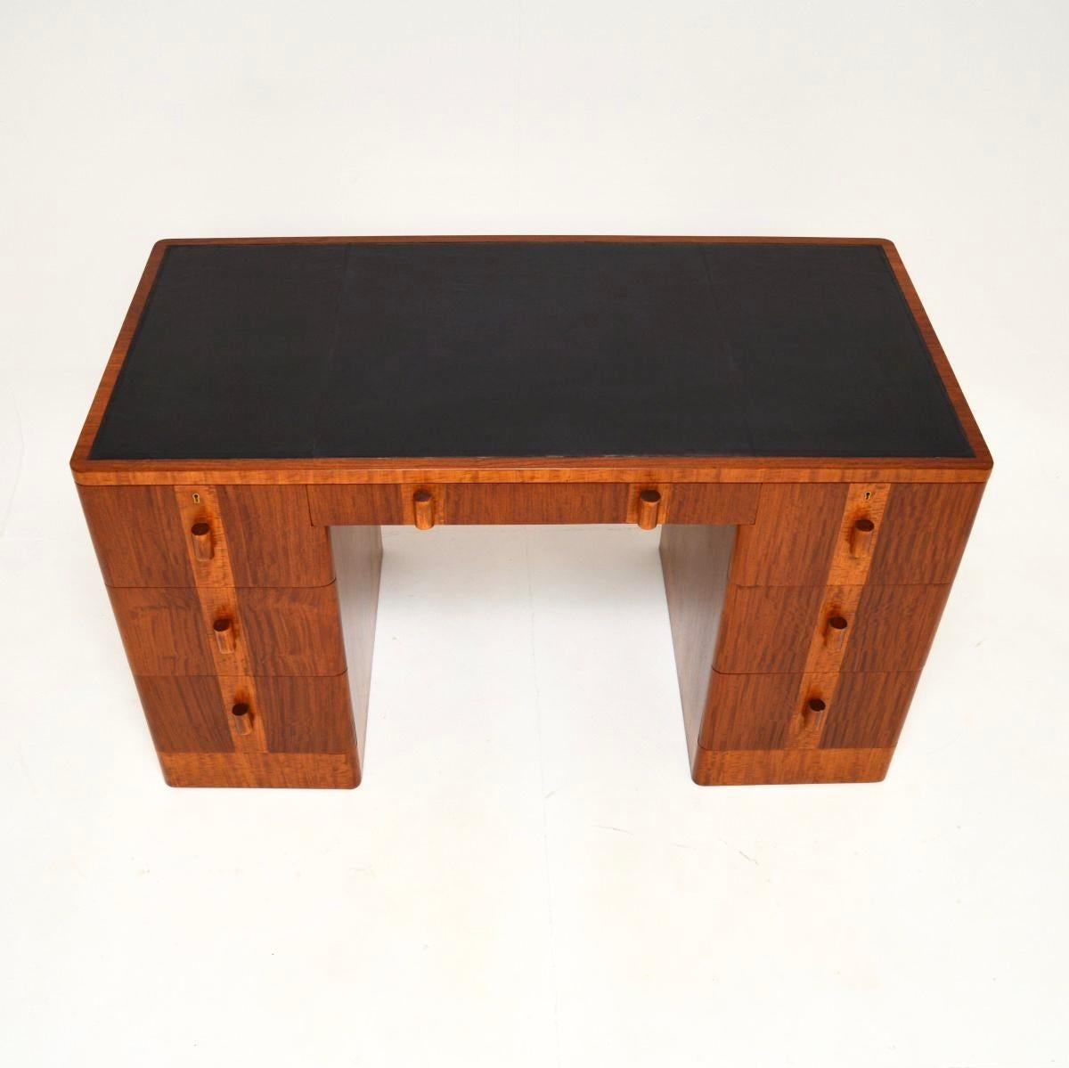 Cuir Bureau Art Déco en noyer et satiné avec dessus en cuir en vente
