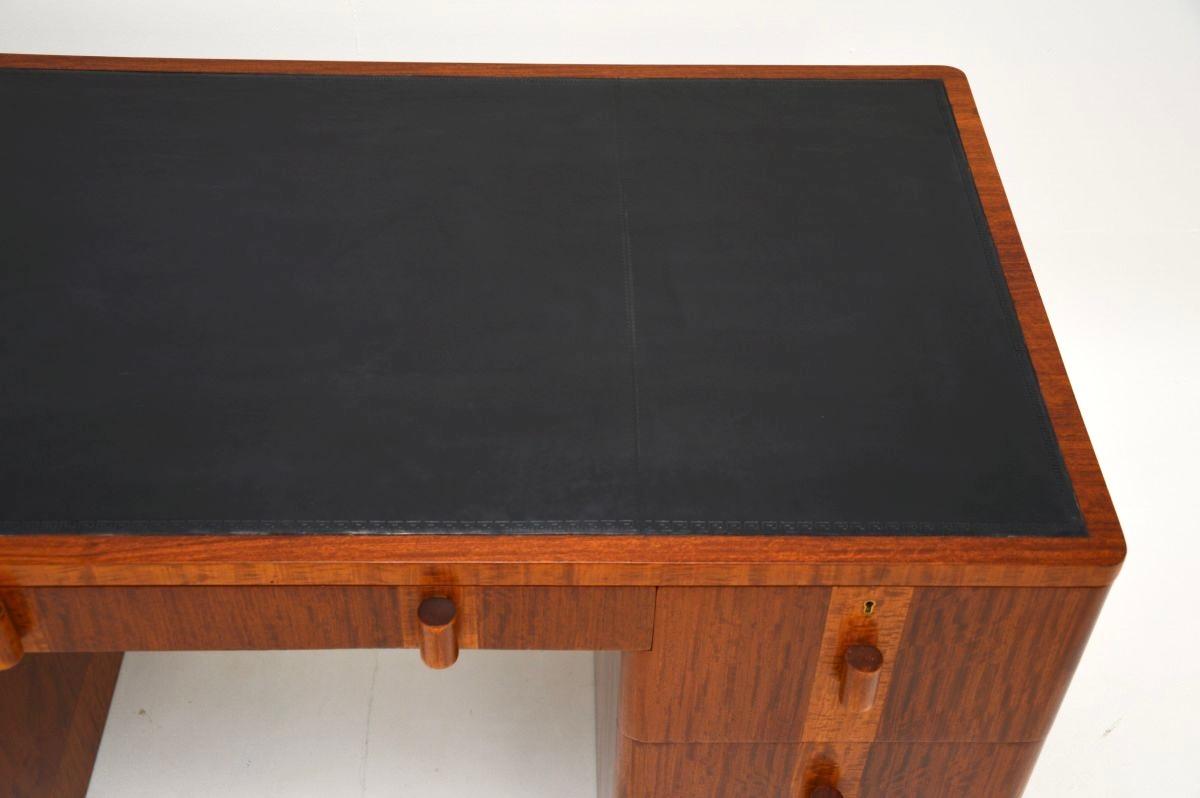 Bureau Art Déco en noyer et satiné avec dessus en cuir en vente 2