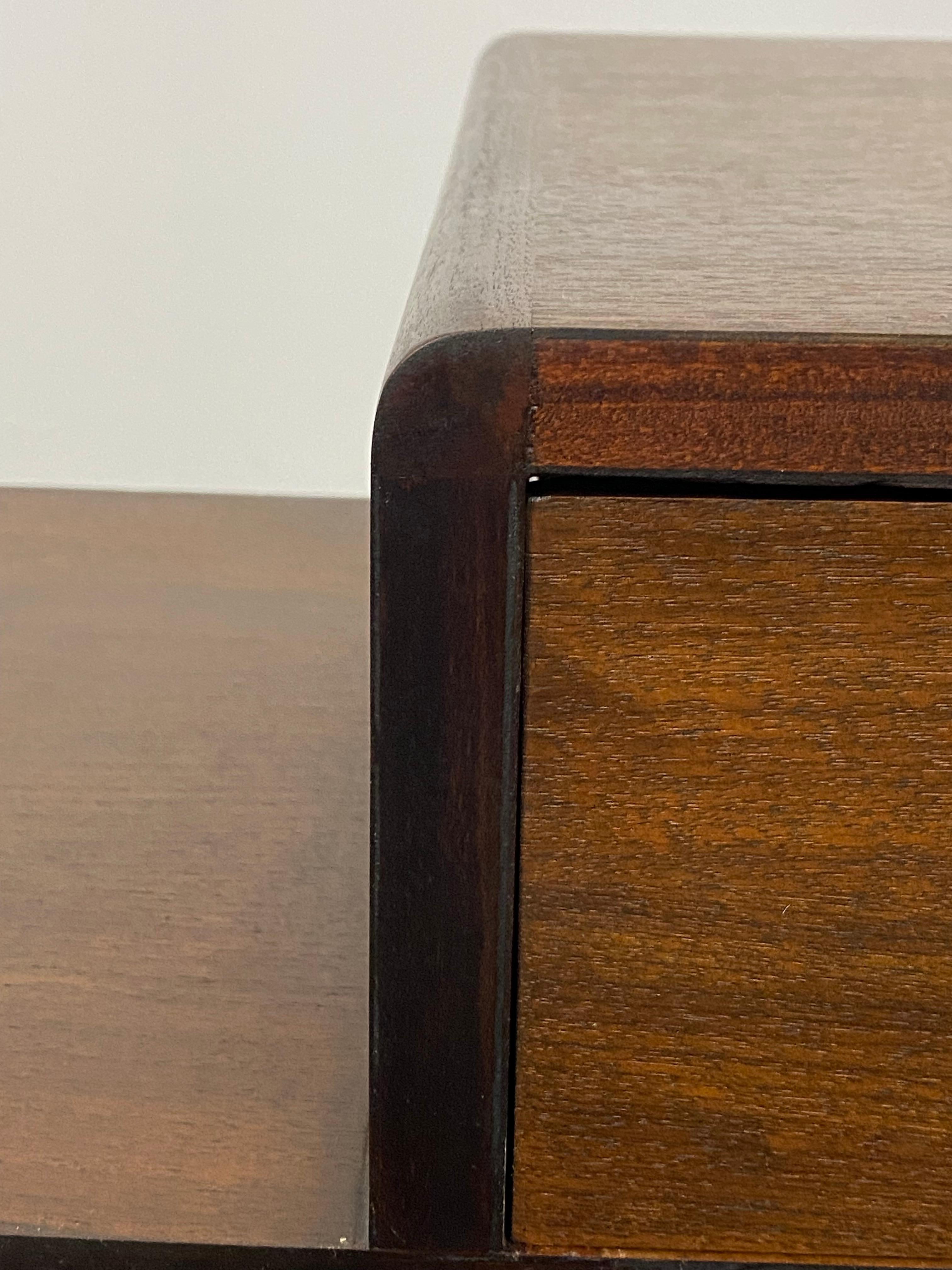 Art Deco Nussbaum und gesponnenem Aluminium Schritt zurück End Tische, ein Paar im Angebot 4