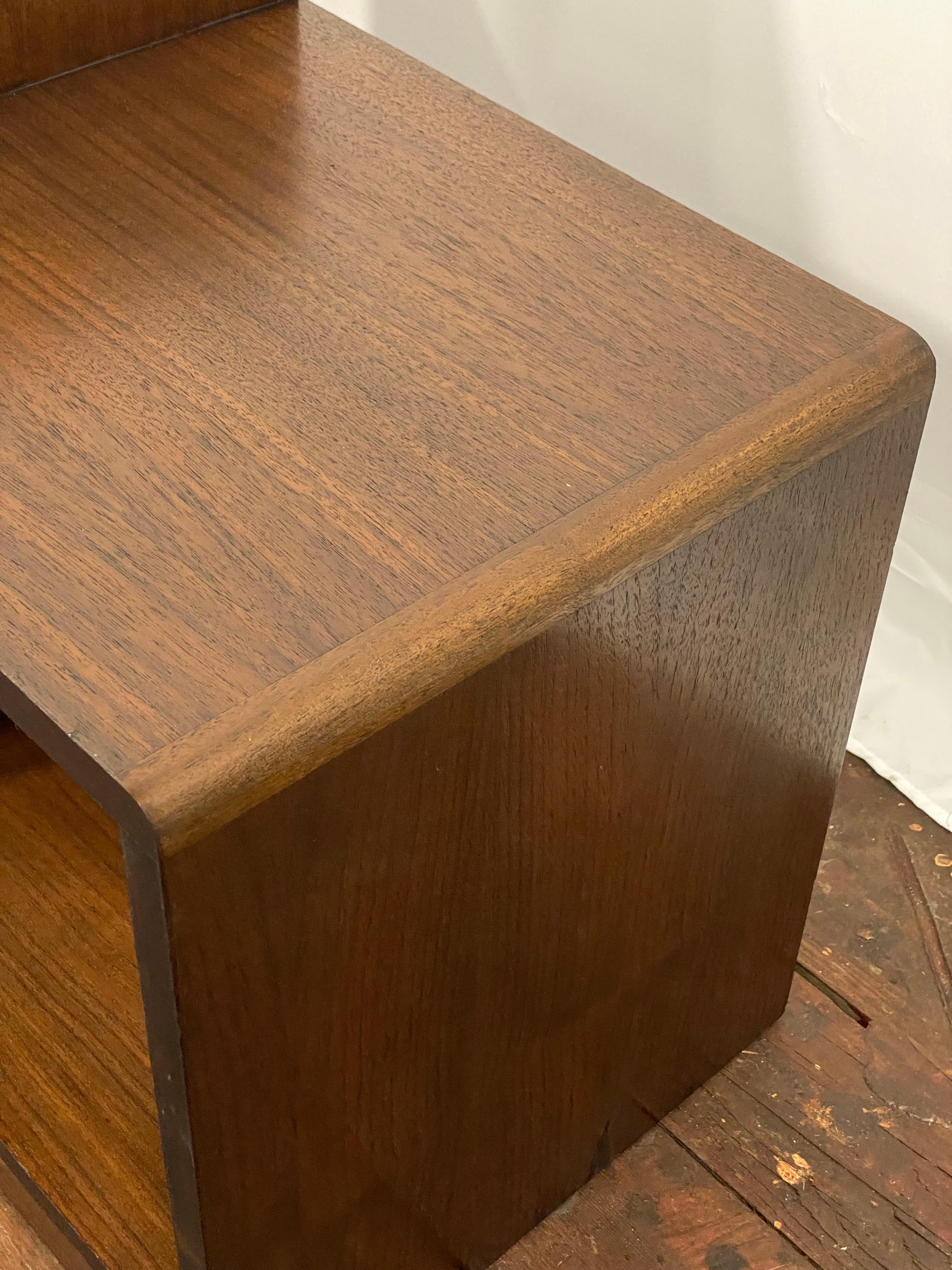 Art Deco Nussbaum und gesponnenem Aluminium Schritt zurück End Tische, ein Paar im Angebot 5