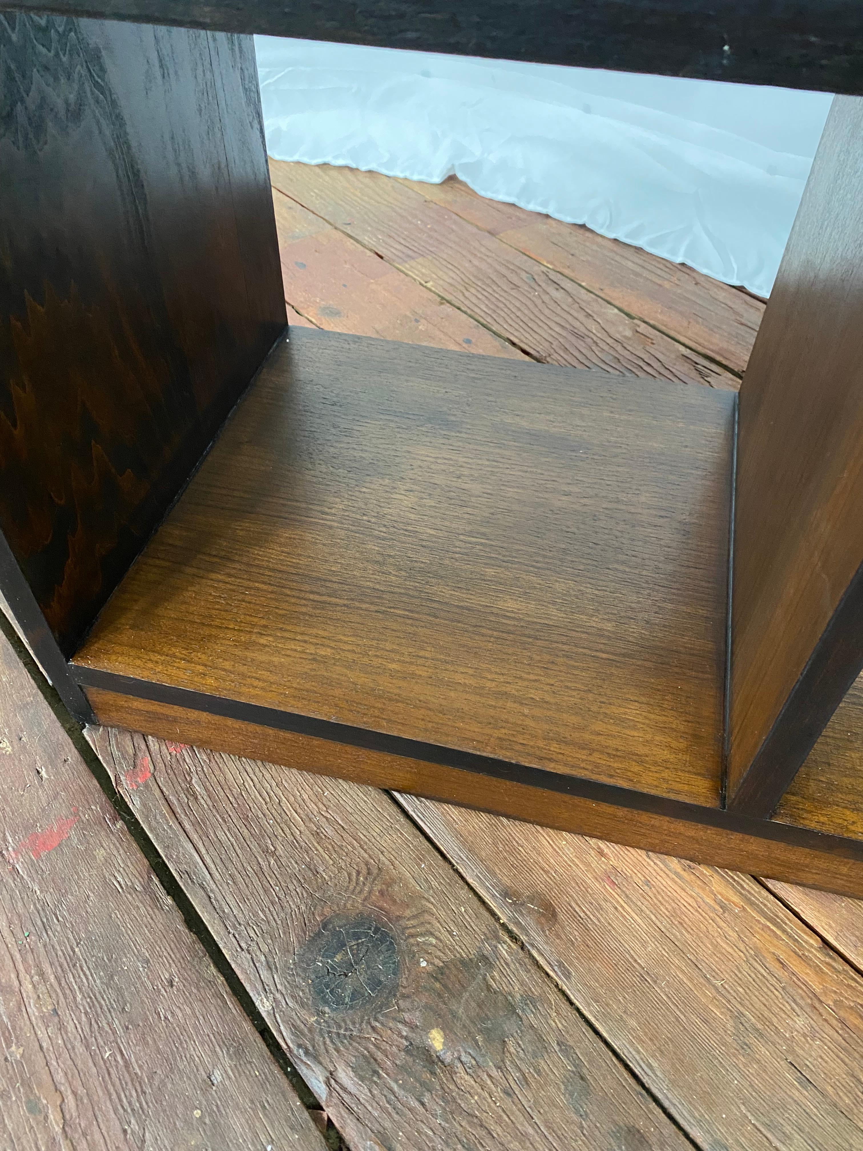 Art Deco Nussbaum und gesponnenem Aluminium Schritt zurück End Tische, ein Paar im Angebot 6