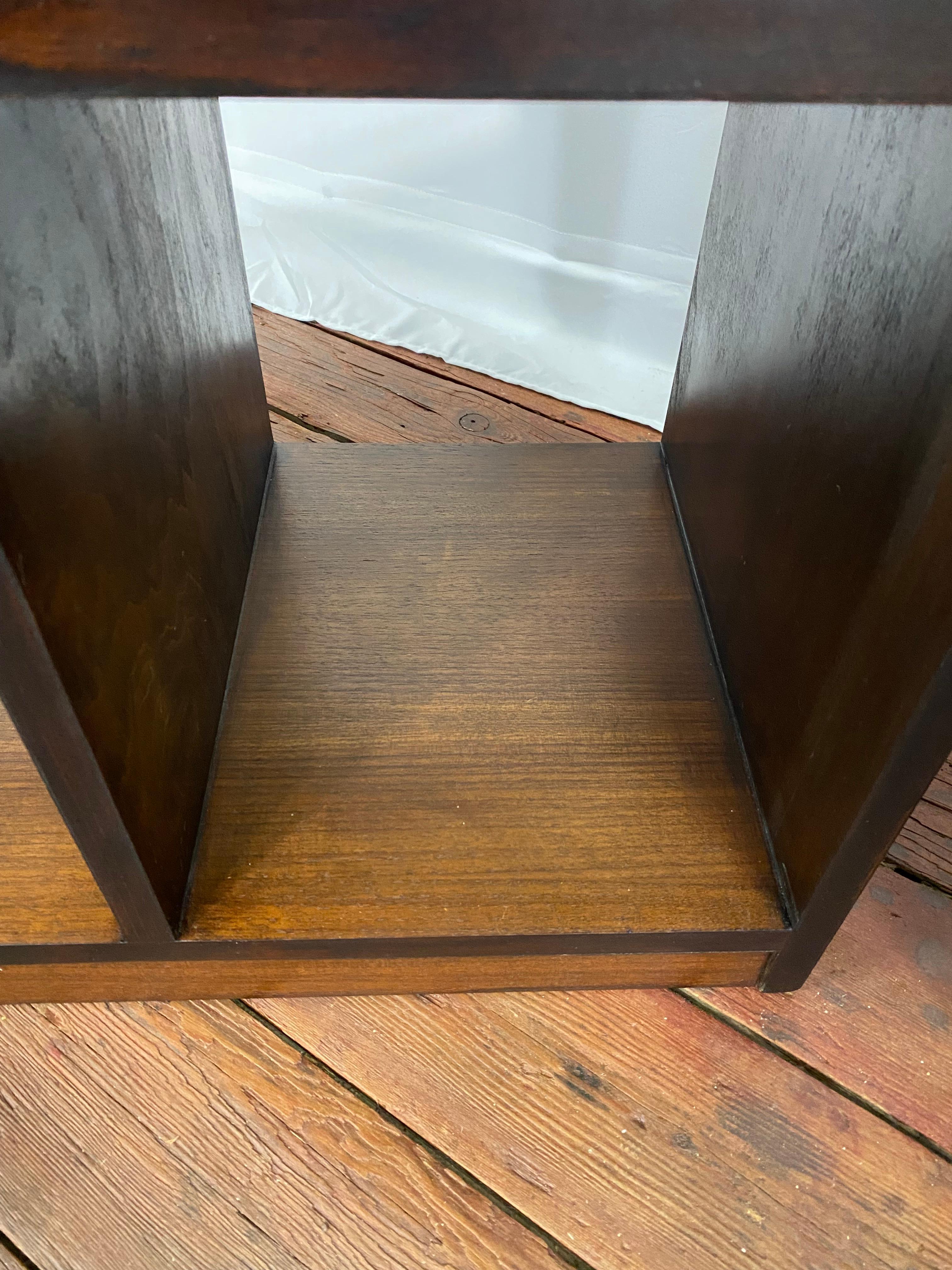 Art Deco Nussbaum und gesponnenem Aluminium Schritt zurück End Tische, ein Paar im Angebot 7