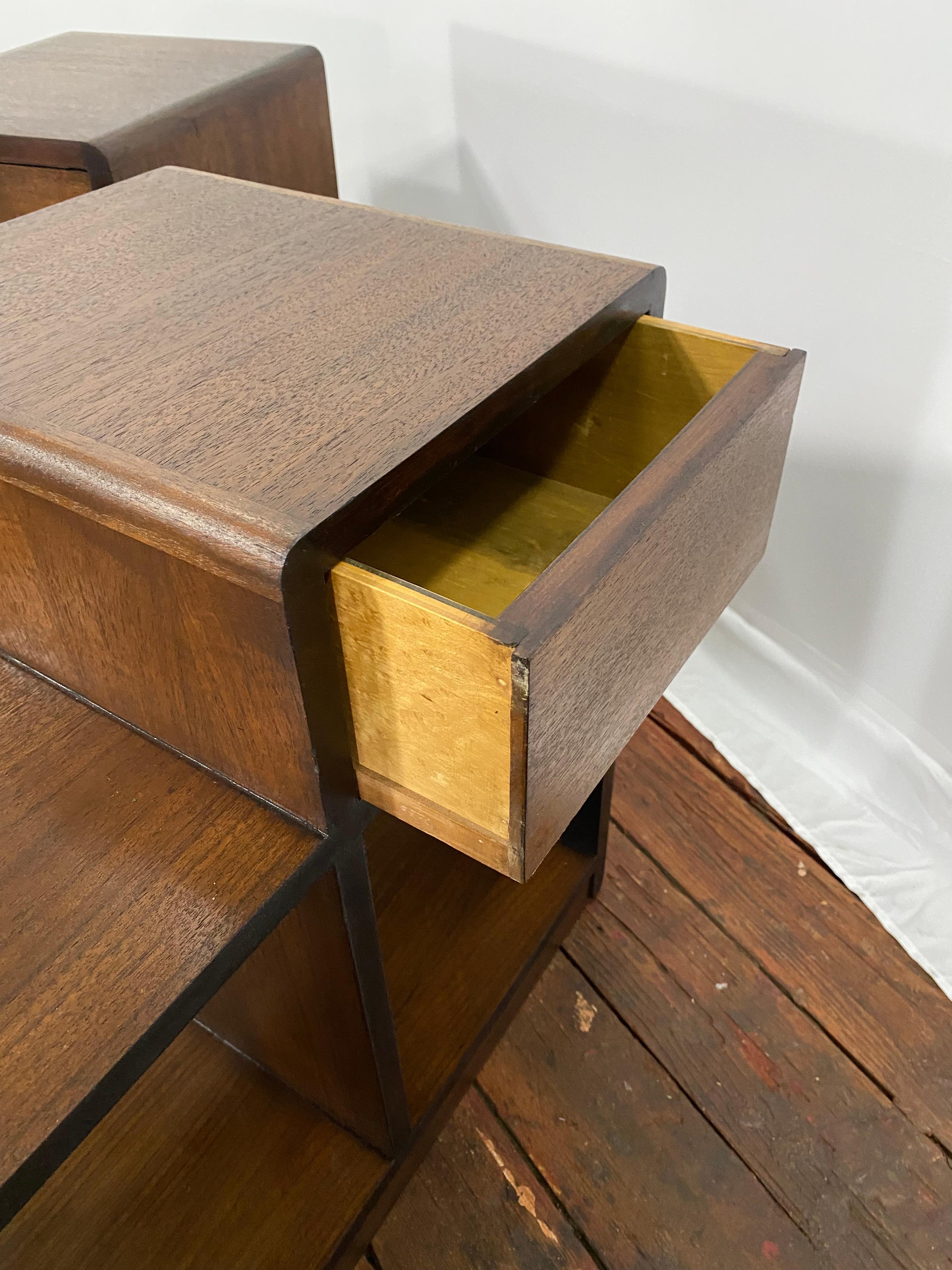 Art Deco Nussbaum und gesponnenem Aluminium Schritt zurück End Tische, ein Paar im Angebot 8