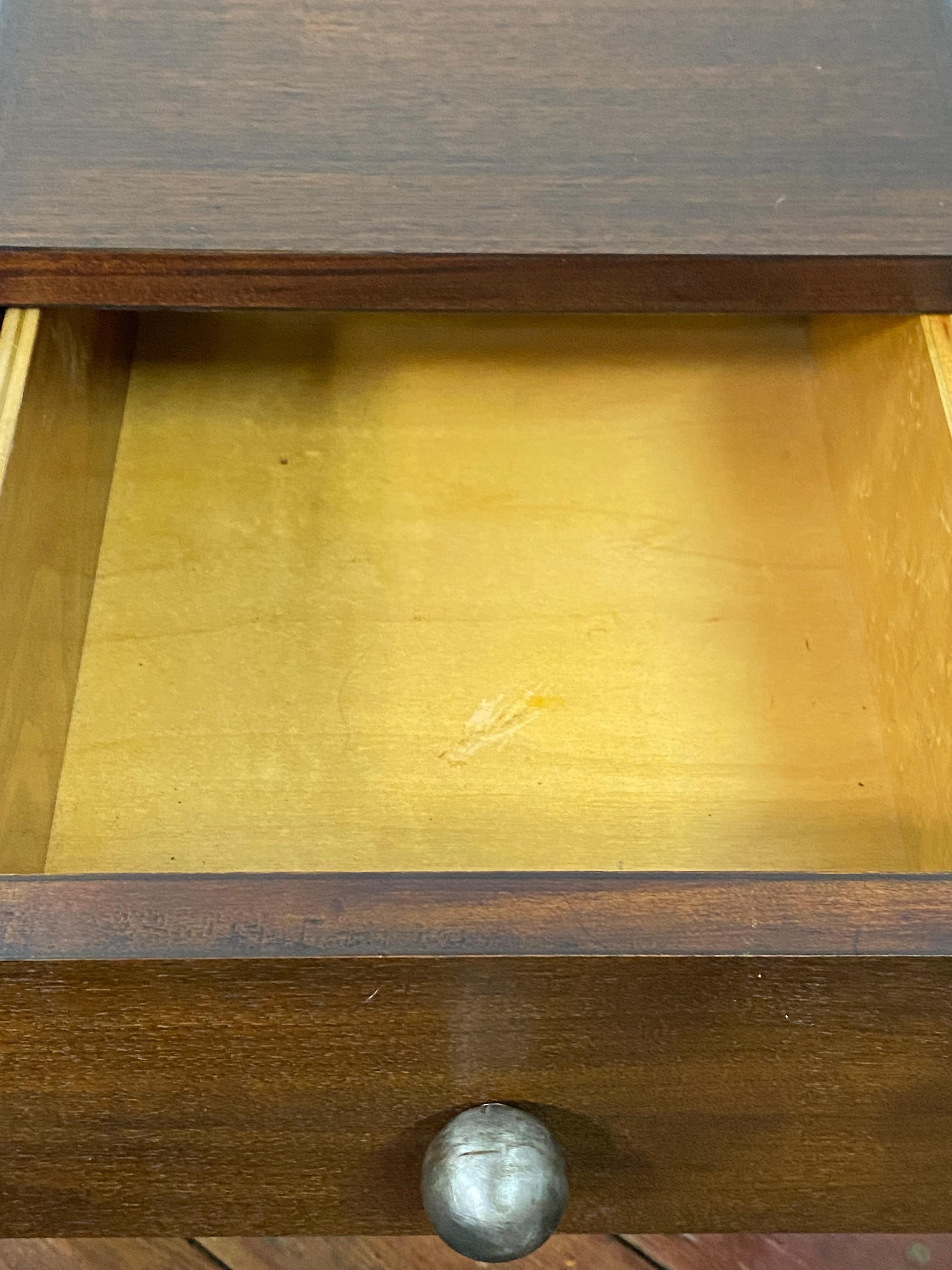 Art Deco Nussbaum und gesponnenem Aluminium Schritt zurück End Tische, ein Paar im Angebot 9