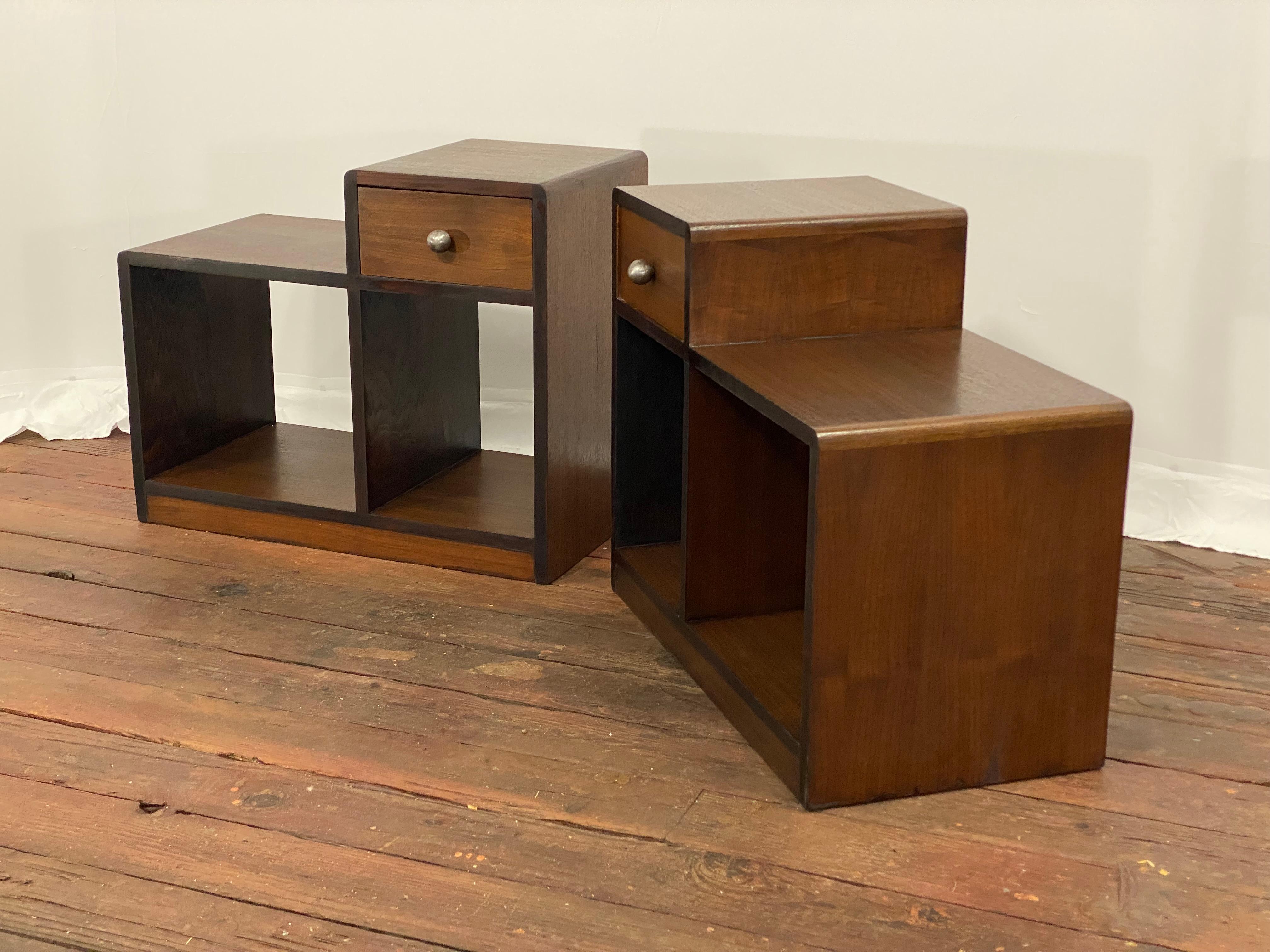 Ein feines Paar von Art Deco Nussbaum mit gesponnenem Aluminium zieht Endtische in der Art von Gilbert Rhode für Herman Miller. CIRCA 1930-40. Die Beistelltische haben eine abgerundete Eckleiste (anstelle einer strengen, kantigen Tischlerarbeit),