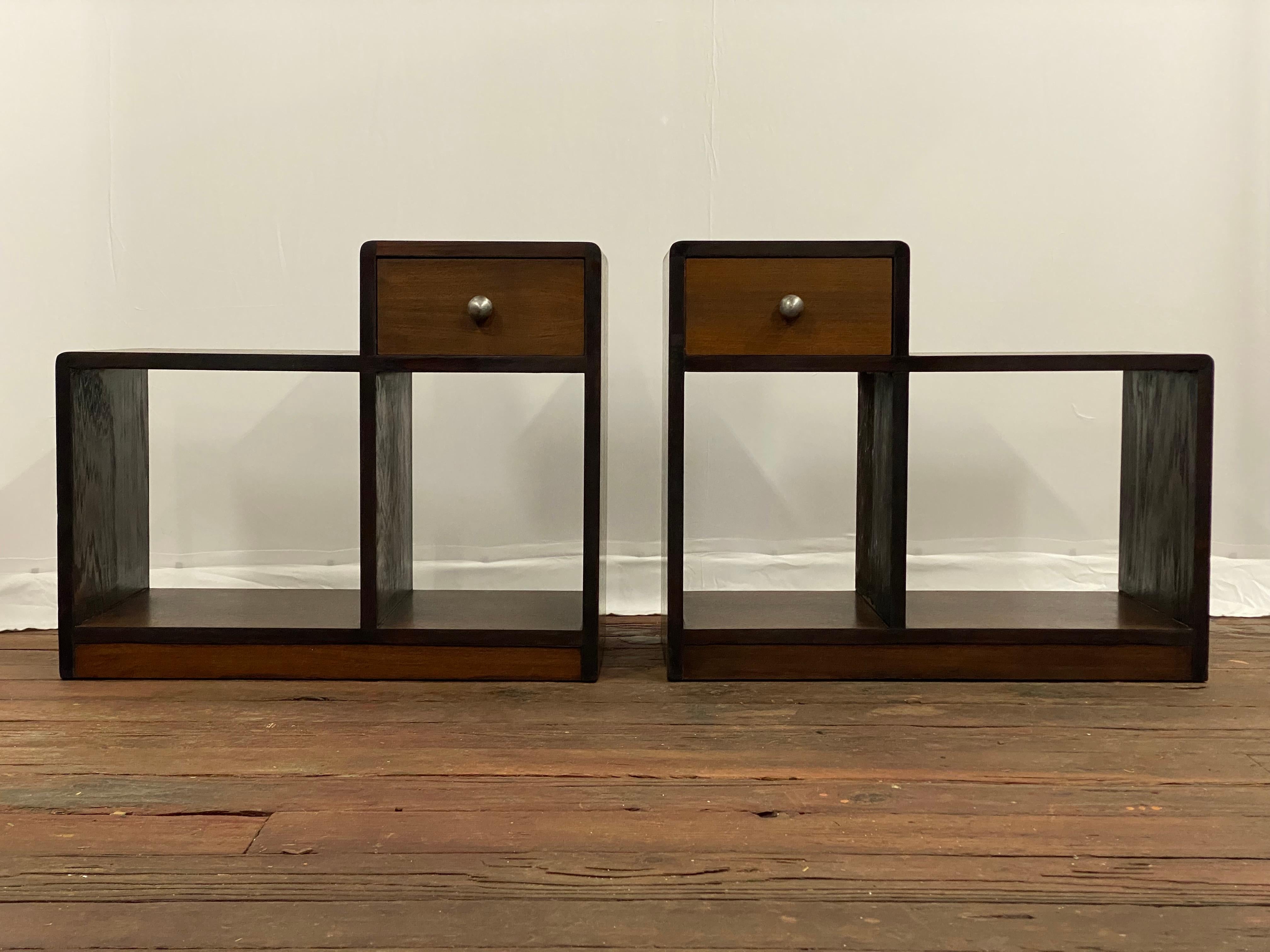 Art Deco Nussbaum und gesponnenem Aluminium Schritt zurück End Tische, ein Paar (Art déco) im Angebot