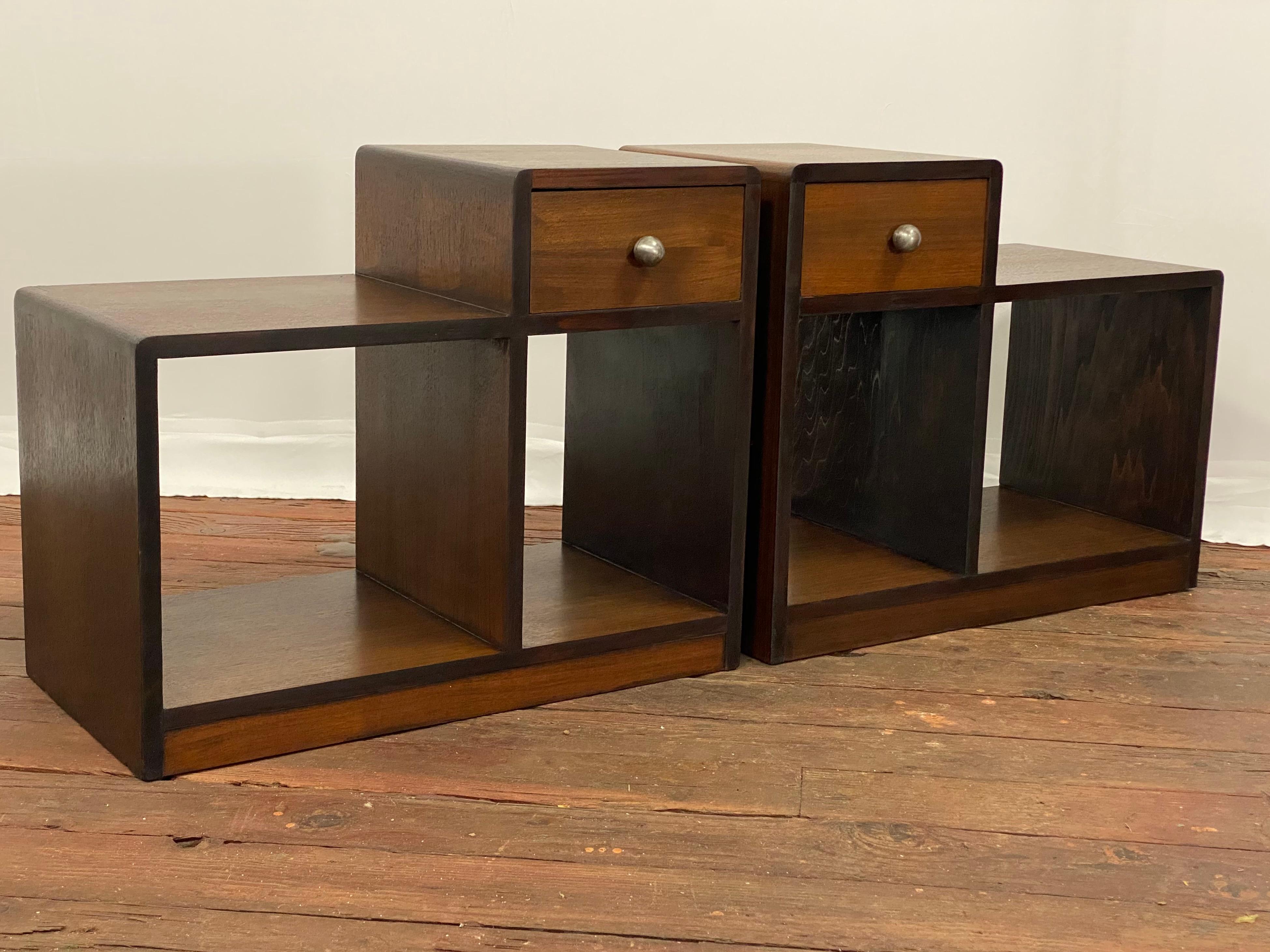 Art Deco Nussbaum und gesponnenem Aluminium Schritt zurück End Tische, ein Paar (amerikanisch) im Angebot