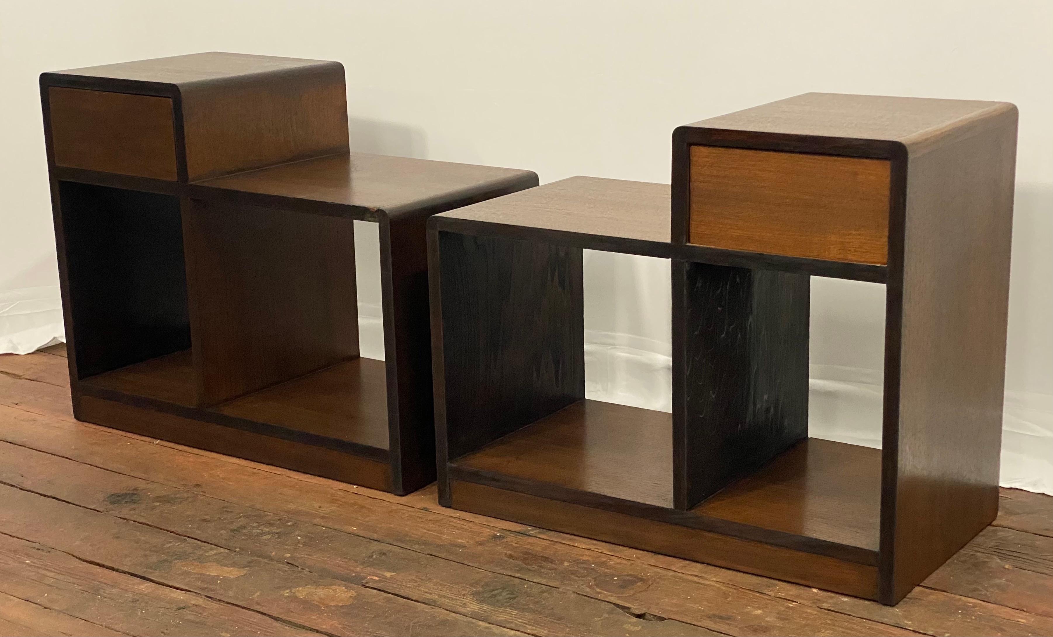 Art Deco Nussbaum und gesponnenem Aluminium Schritt zurück End Tische, ein Paar (Furnier) im Angebot