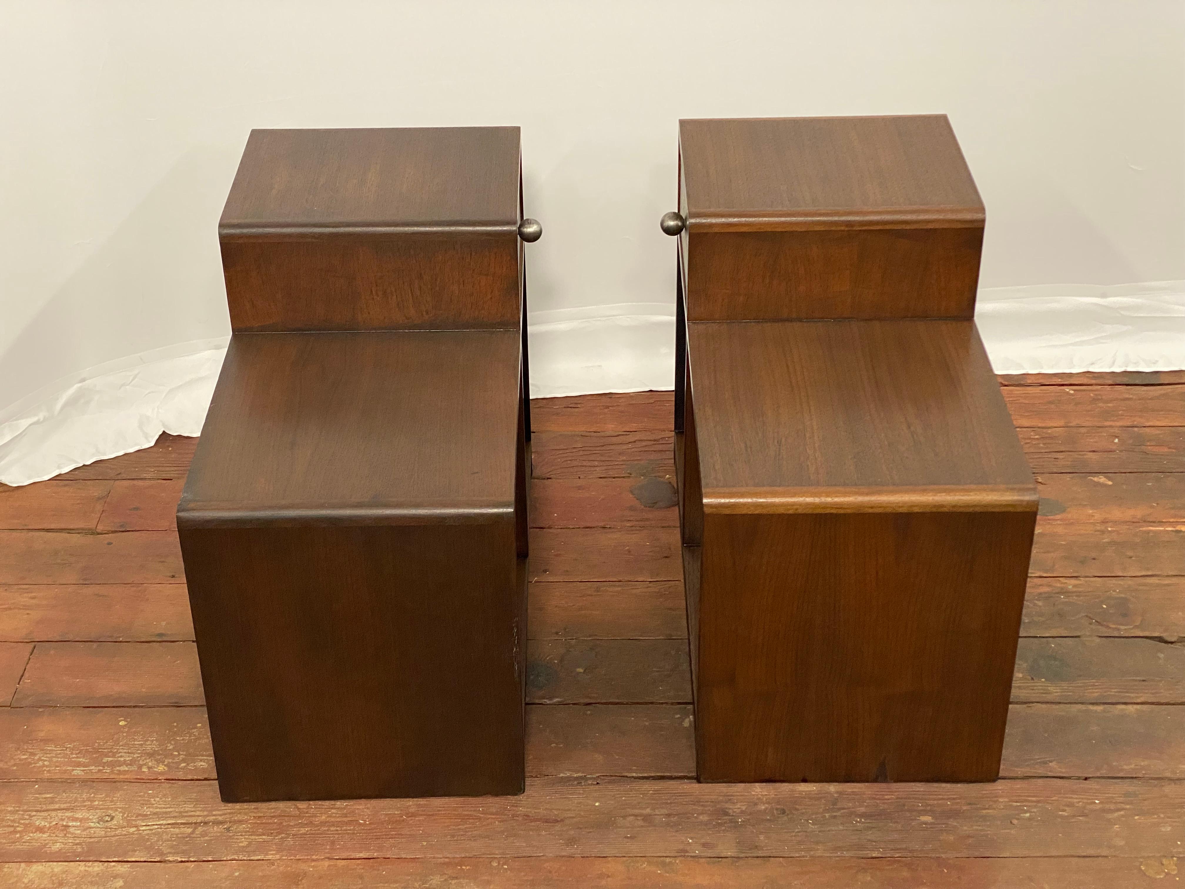 Art Deco Nussbaum und gesponnenem Aluminium Schritt zurück End Tische, ein Paar im Zustand „Gut“ im Angebot in Garnerville, NY