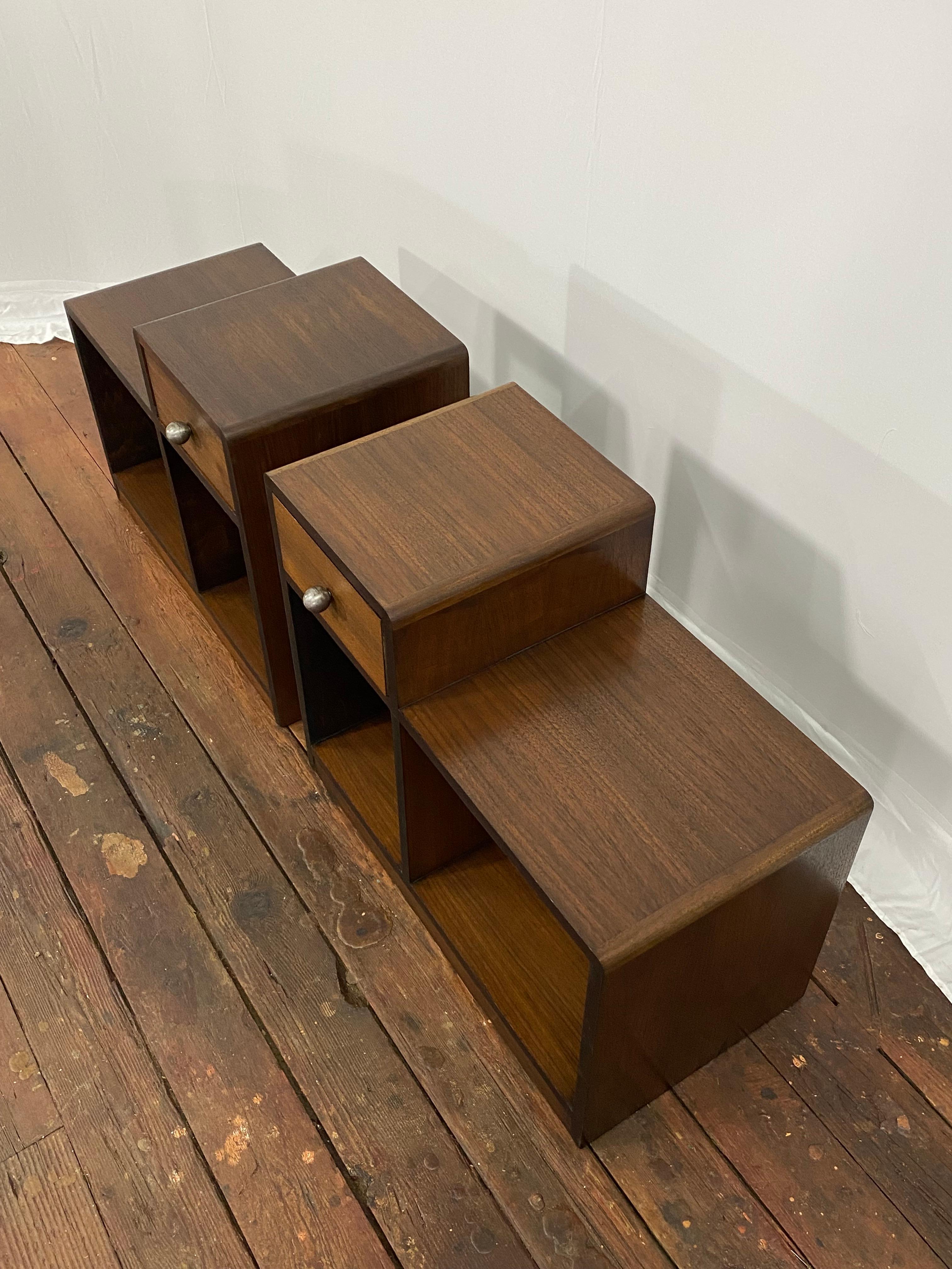 Art Deco Nussbaum und gesponnenem Aluminium Schritt zurück End Tische, ein Paar (Mitte des 20. Jahrhunderts) im Angebot