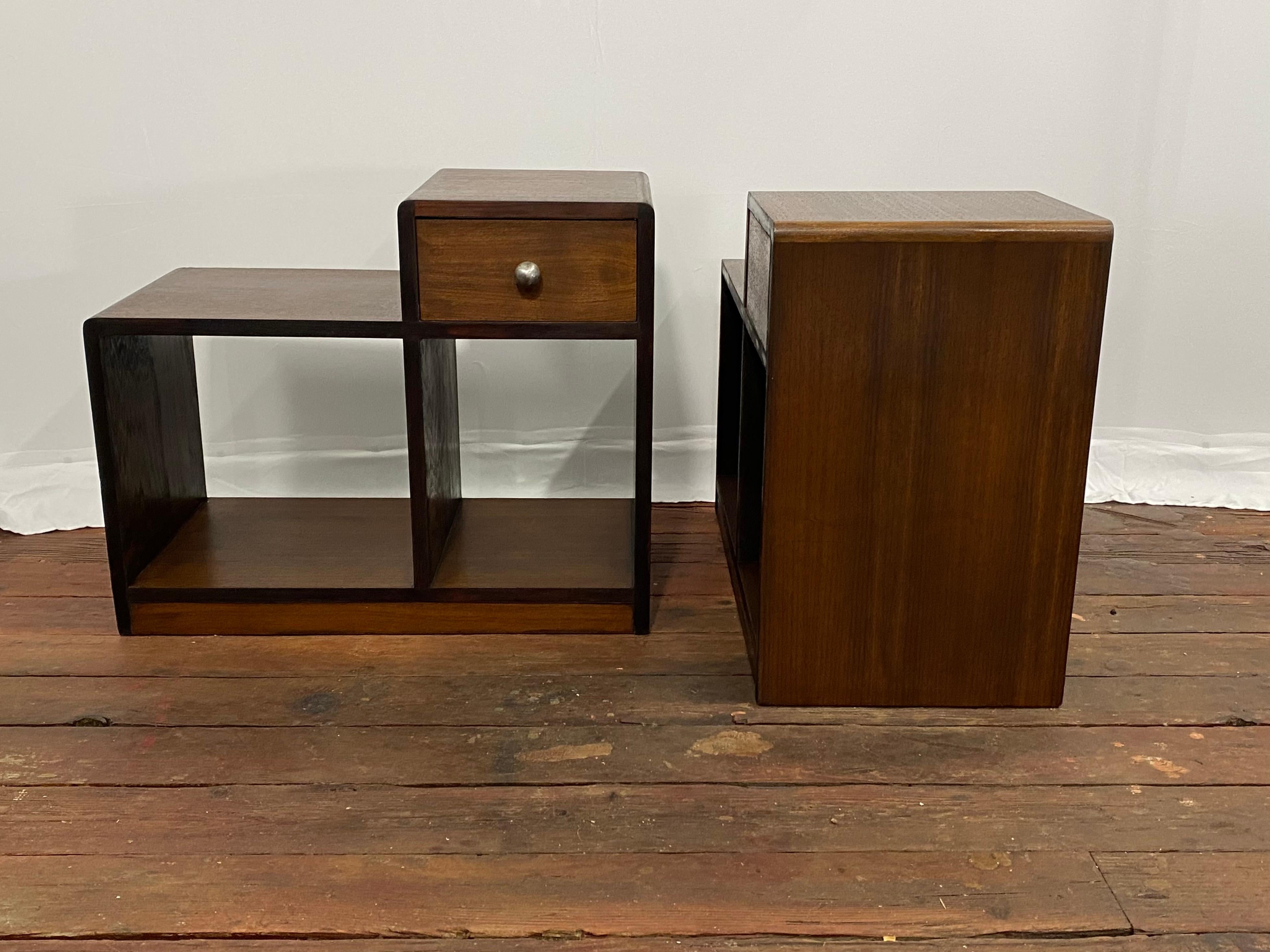 Art Deco Nussbaum und gesponnenem Aluminium Schritt zurück End Tische, ein Paar im Angebot 1