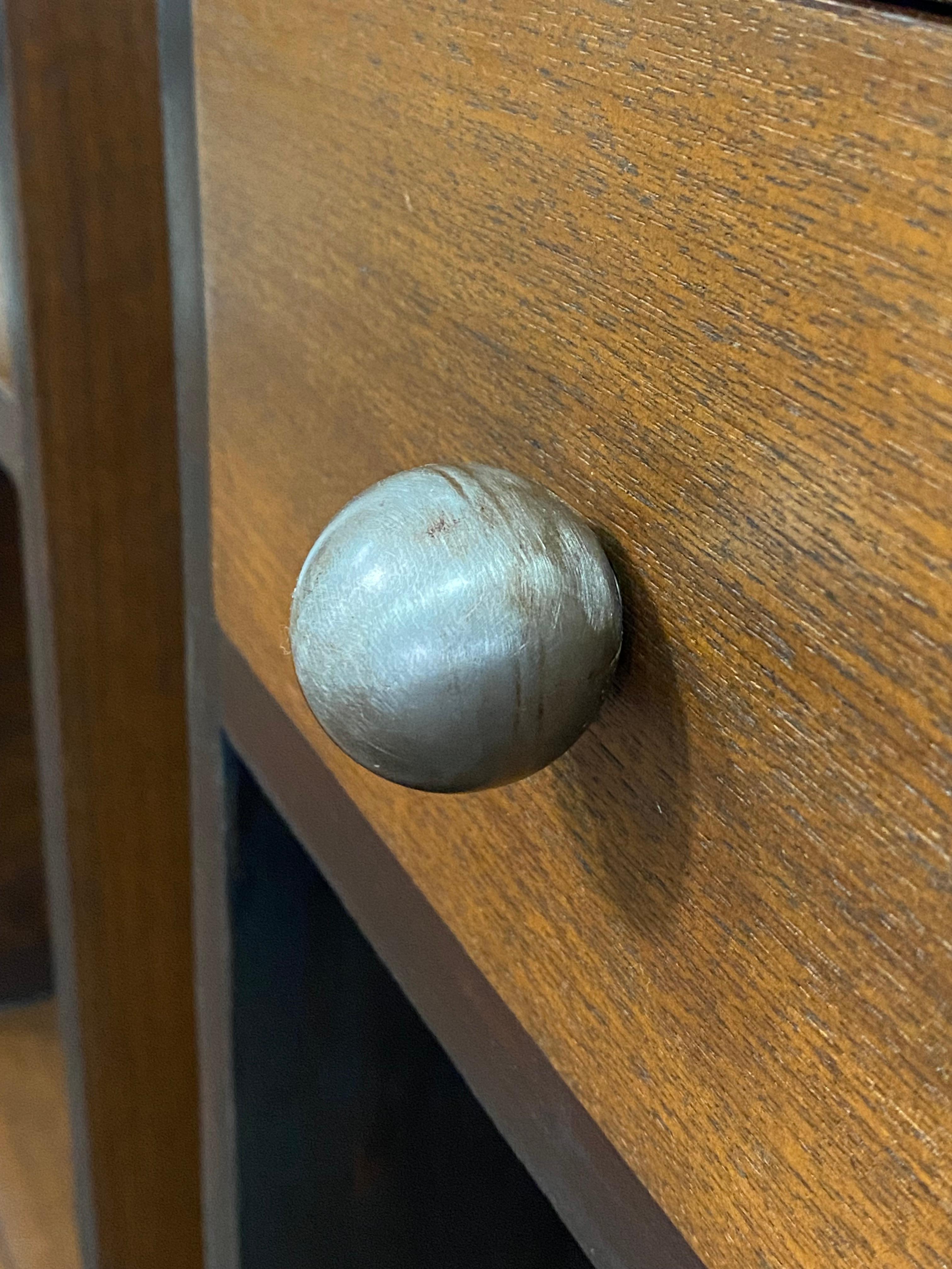 Art Deco Nussbaum und gesponnenem Aluminium Schritt zurück End Tische, ein Paar im Angebot 2