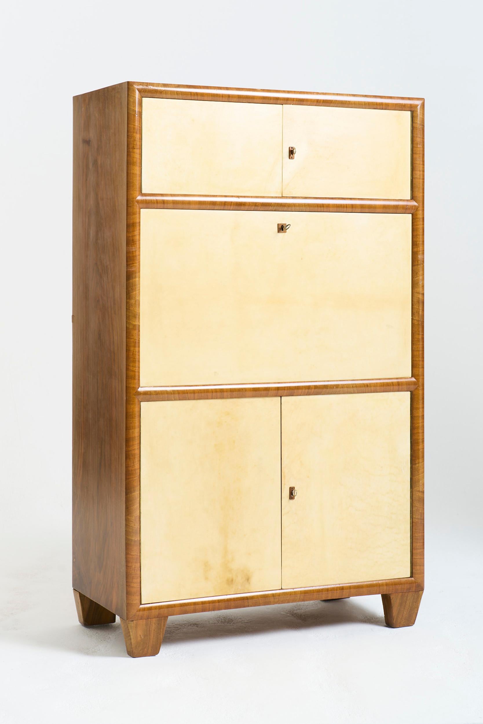 Francese Cabinet Art Deco in noce e velum in vendita