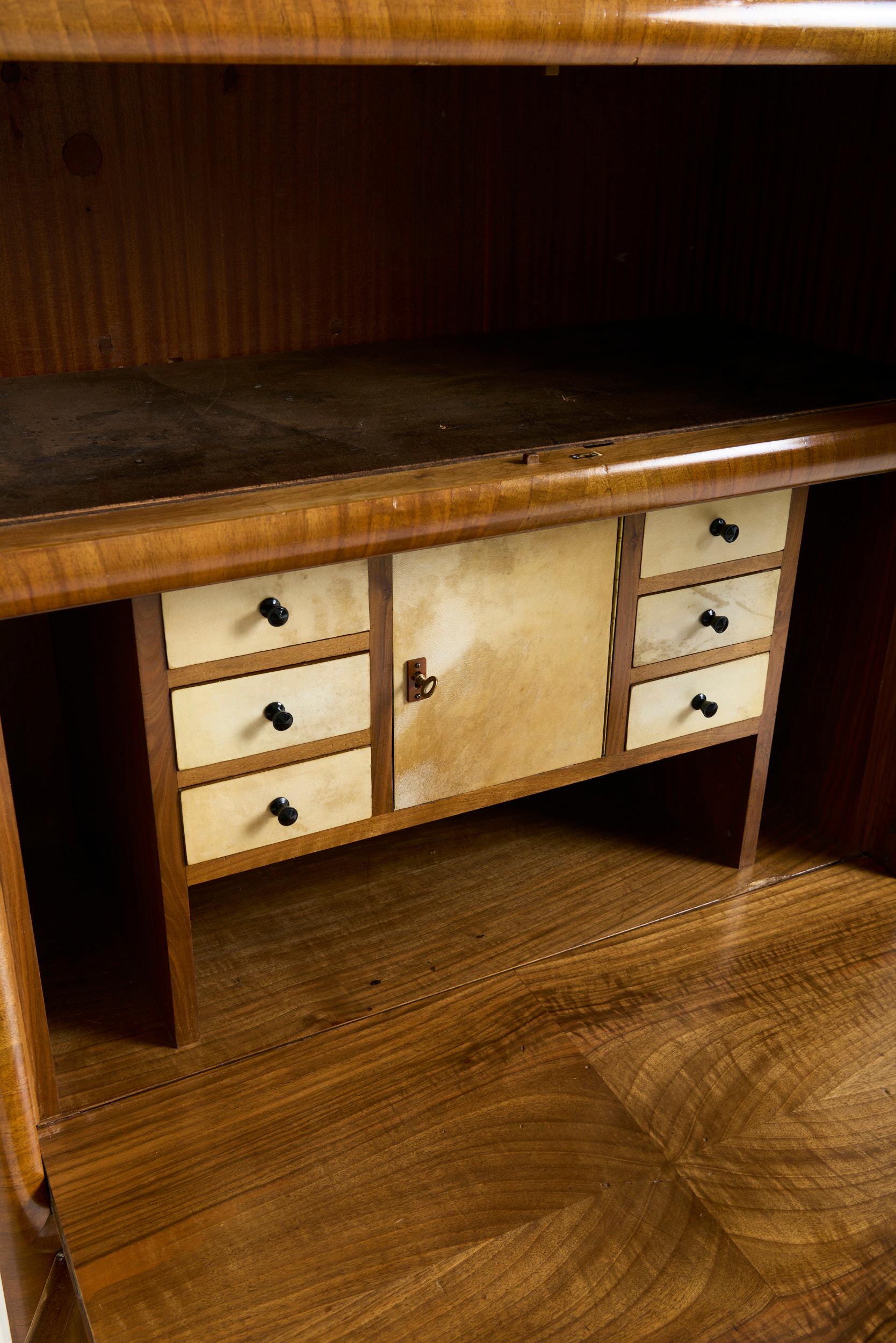 Cabinet Art Deco in noce e velum in vendita 2