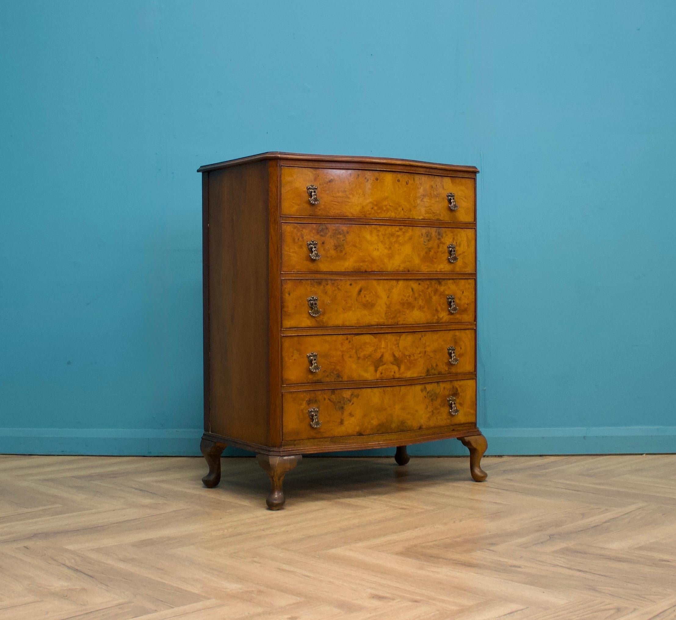 Questa cassettiera in noce in stile Art Déco, risalente agli anni '50 circa.
Con cinque cassetti e piedi in stile Queen Anne.


L'armadio coordinato è disponibile su un'inserzione separata.