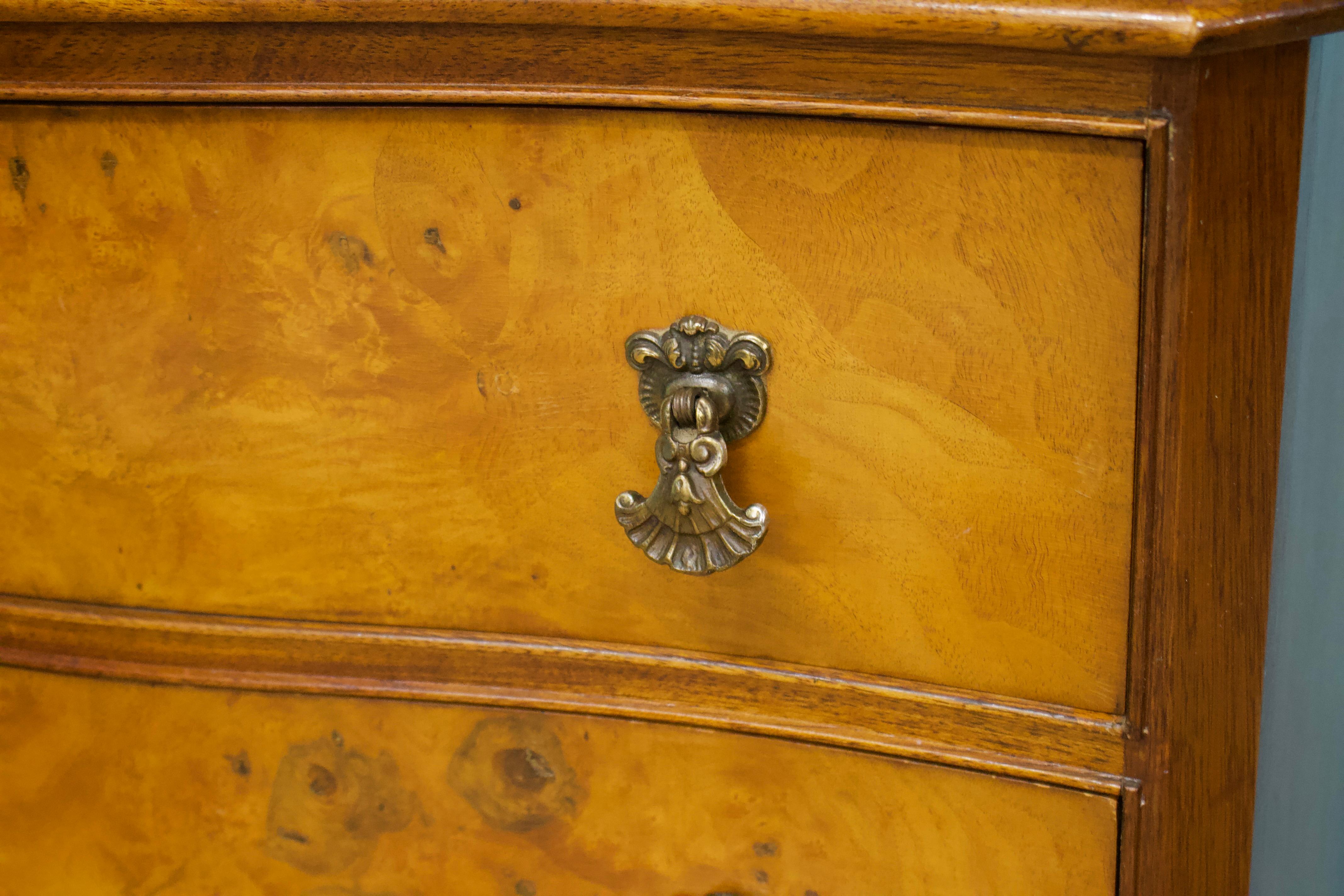 Noce Cassettiera Art Déco in noce e impiallacciatura di noce, anni '50 in vendita