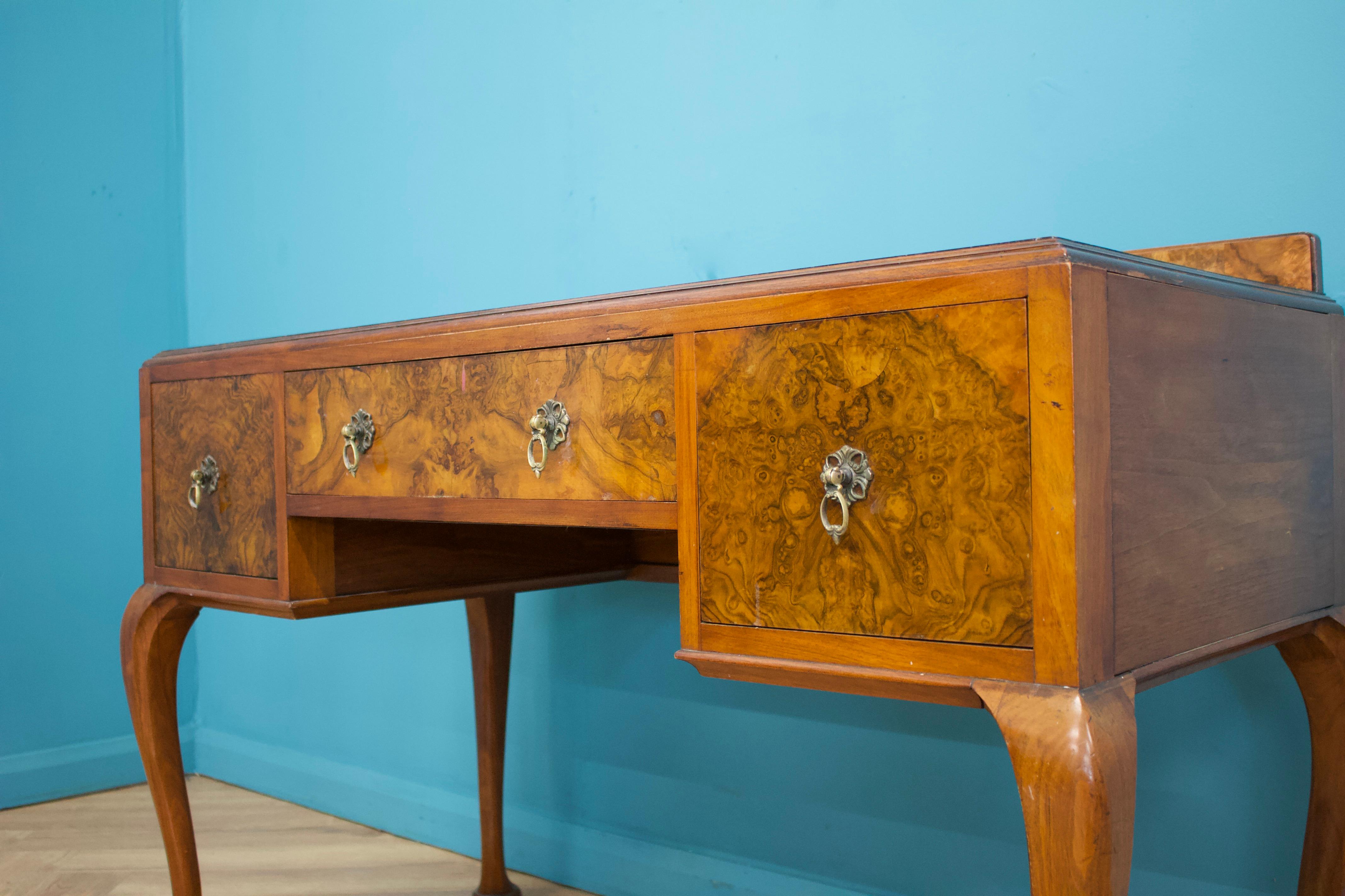 Mid-20th Century Art Deco Walnut and Walnut Veneer Dressing Table or Desk, 1930s