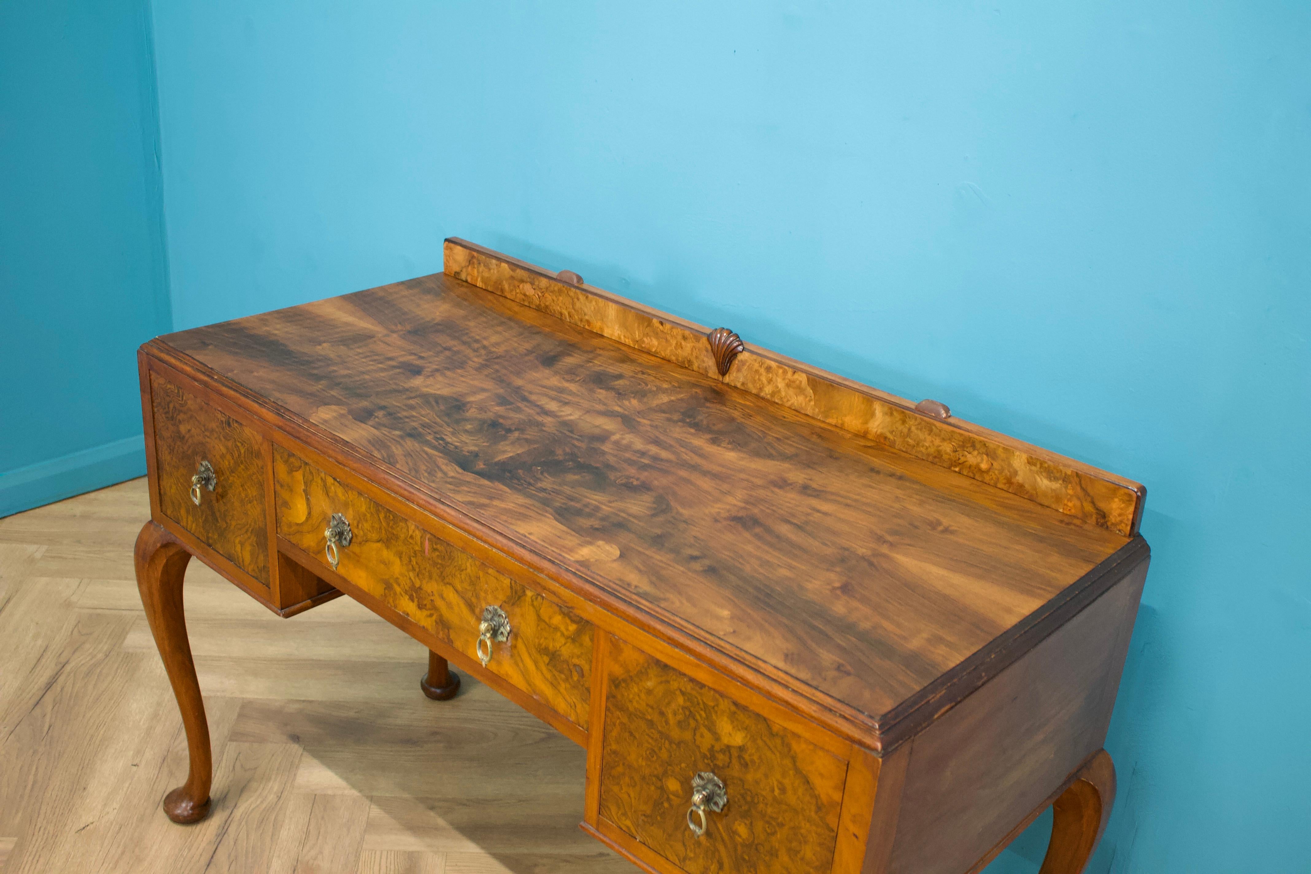 Wood Art Deco Walnut and Walnut Veneer Dressing Table or Desk, 1930s