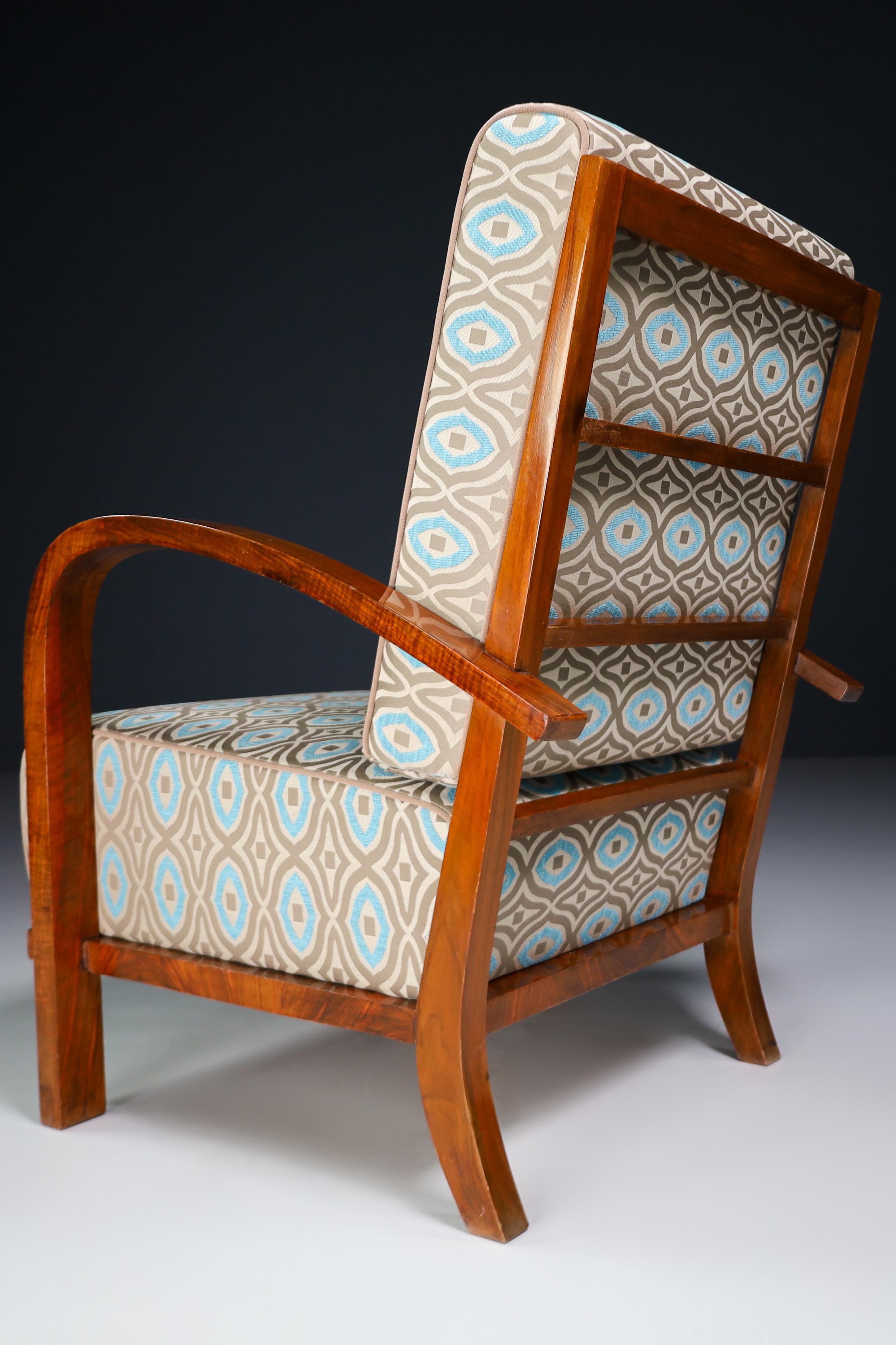 Art-Deco-Sessel aus Nussbaumholz, neu gepolstert mit Stoff, Praque, 1930er Jahre im Zustand „Gut“ im Angebot in Almelo, NL