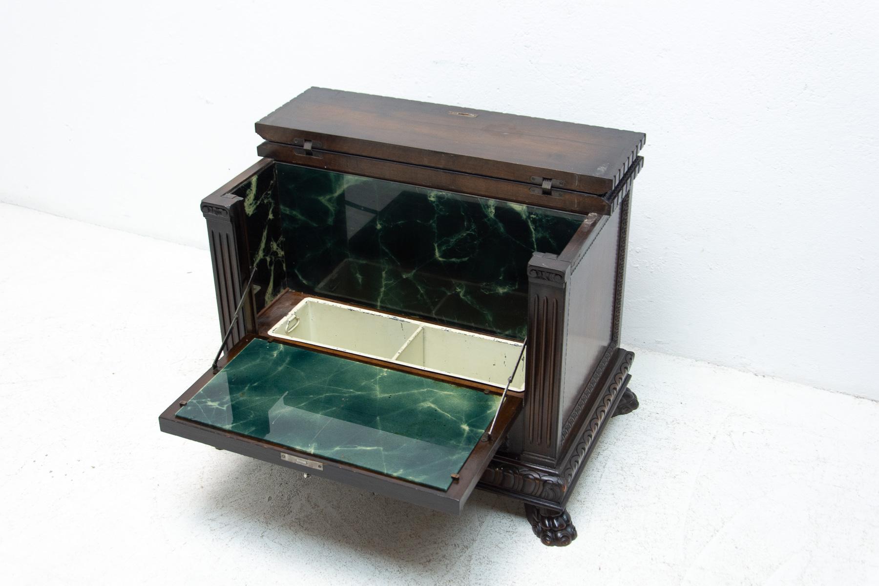Art Deco Walnut Bar Cabinet, 1930s In Excellent Condition In Prague 8, CZ