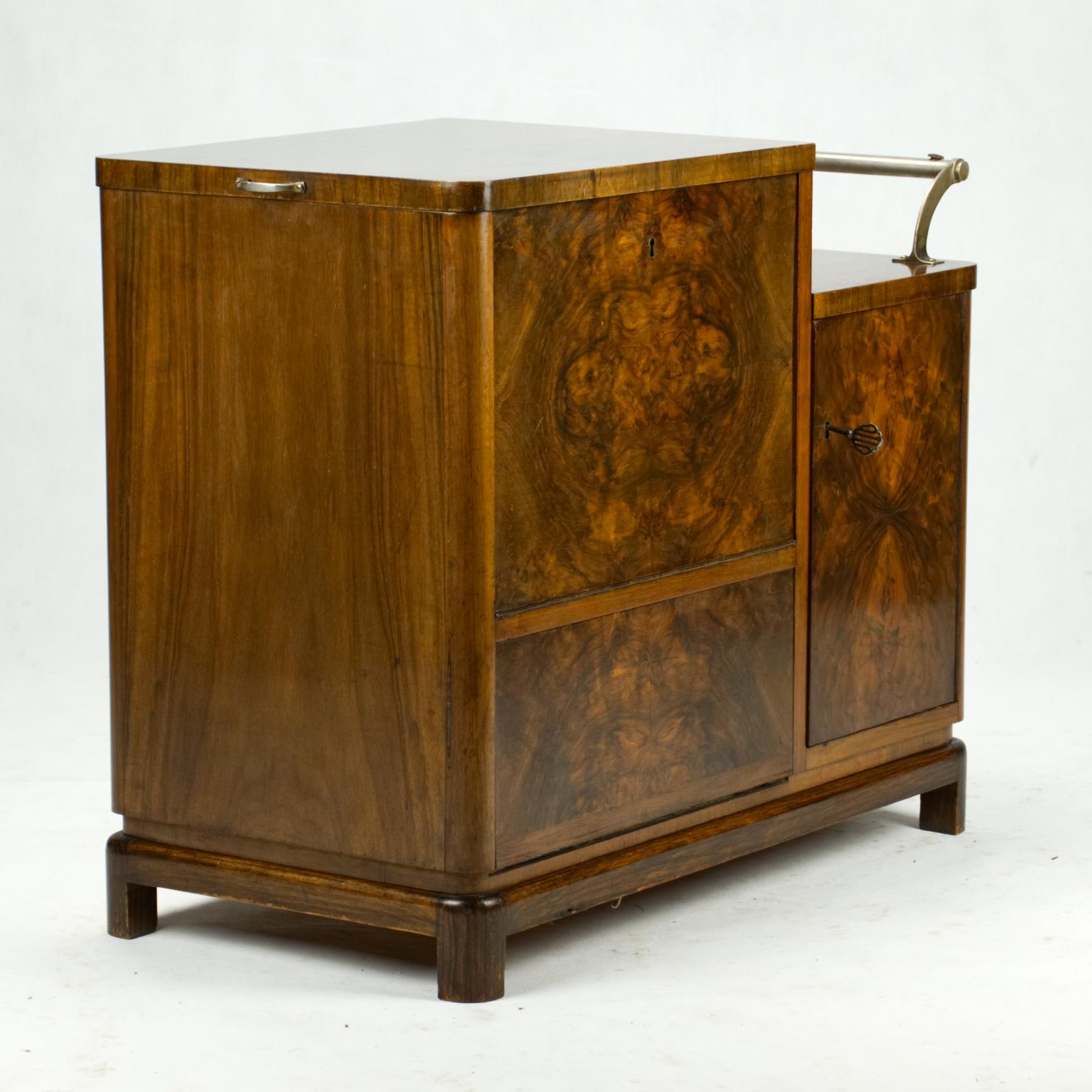 Mid-20th Century Art Deco Walnut Bar Cabinet or Side Table, 1930s