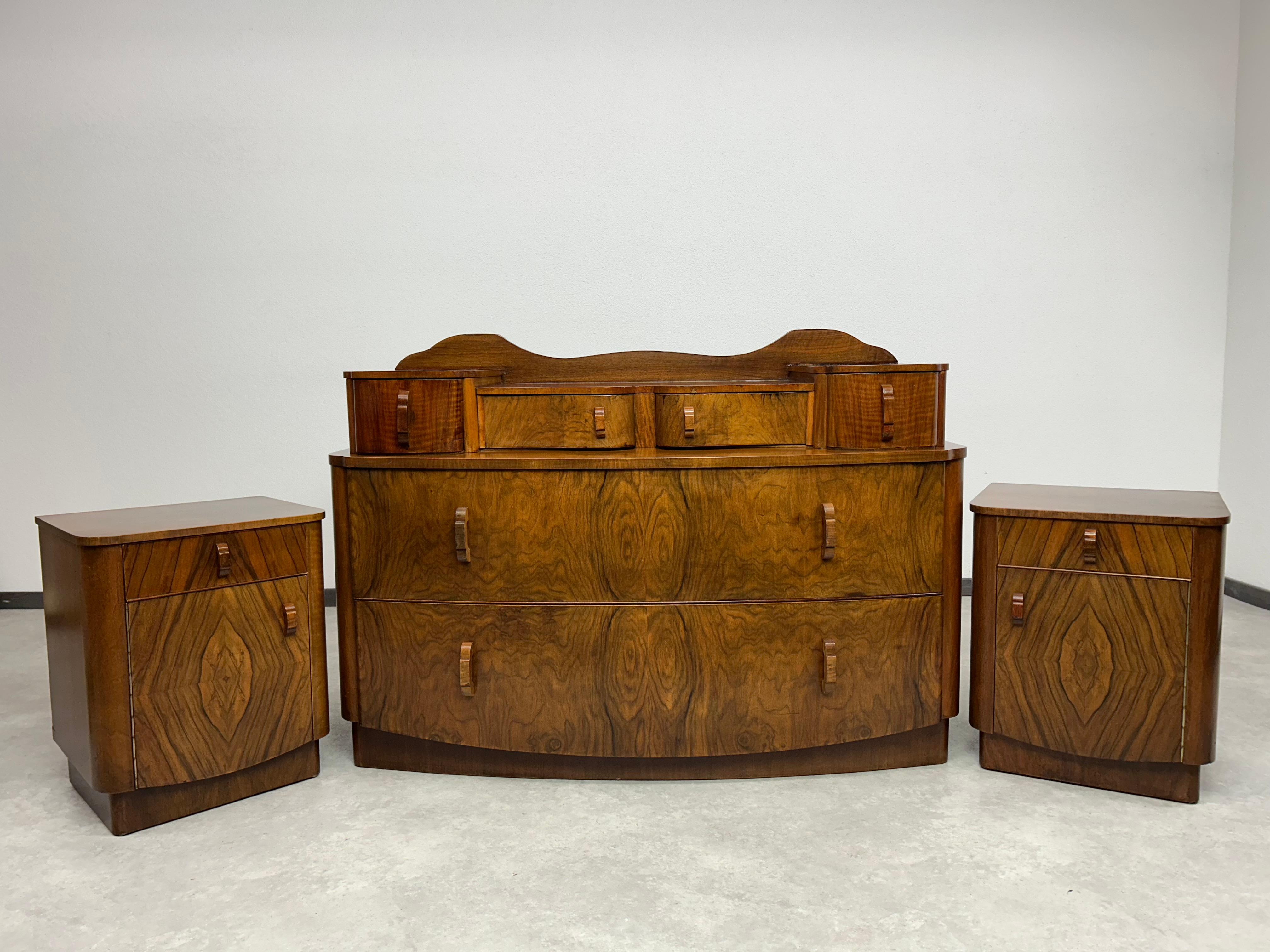Comodini in noce Art déco in ottime condizioni originali con segni d'uso.
