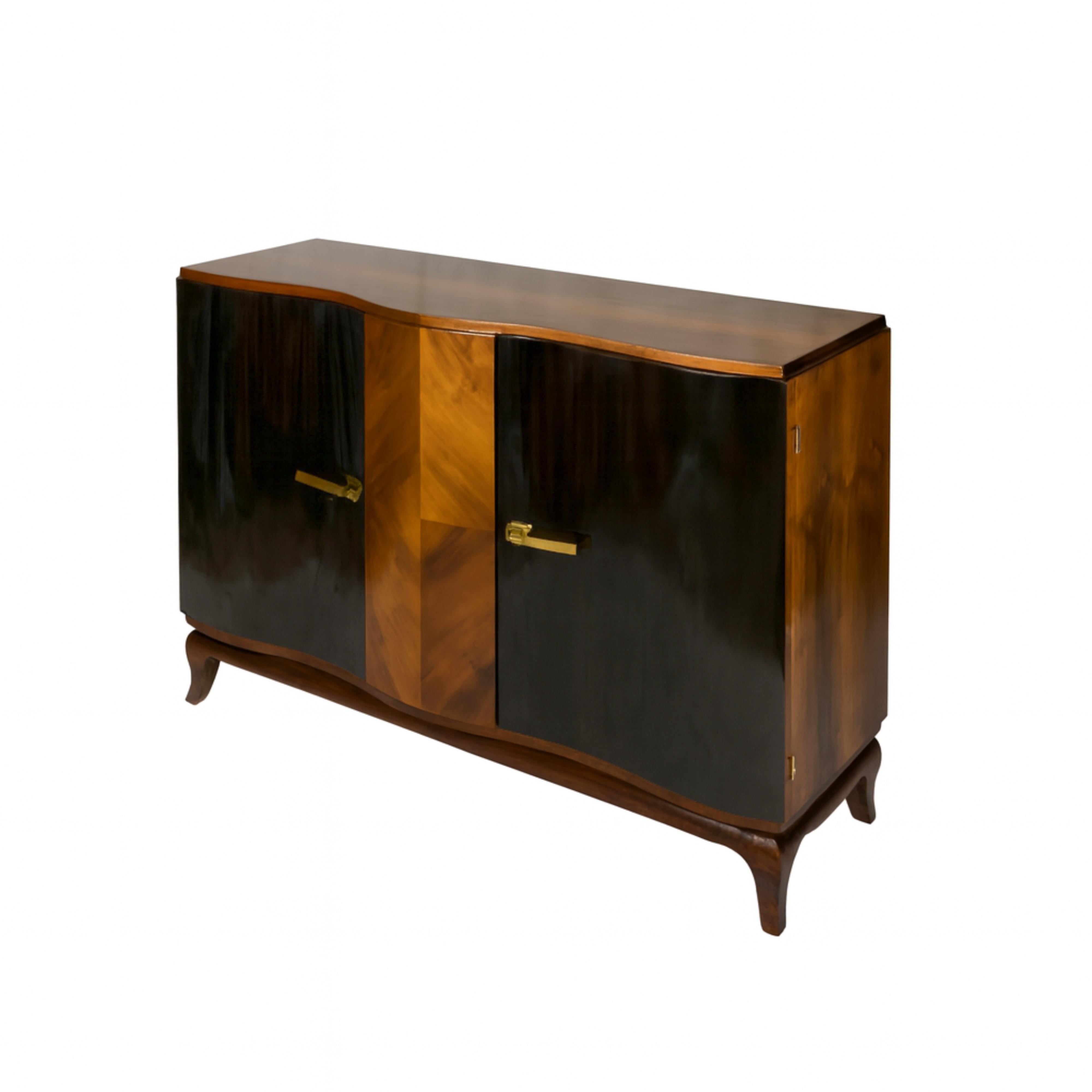 Aparador credenza de estilo Art Déco en madera de nogal y dos puertas en color negro con acabado brillante, del siglo XX, fabricado en Bélgica.

El aparador se alza sobre cuatro patas acampanadas y tiene dos puertas con herrajes metálicos, y ofrece