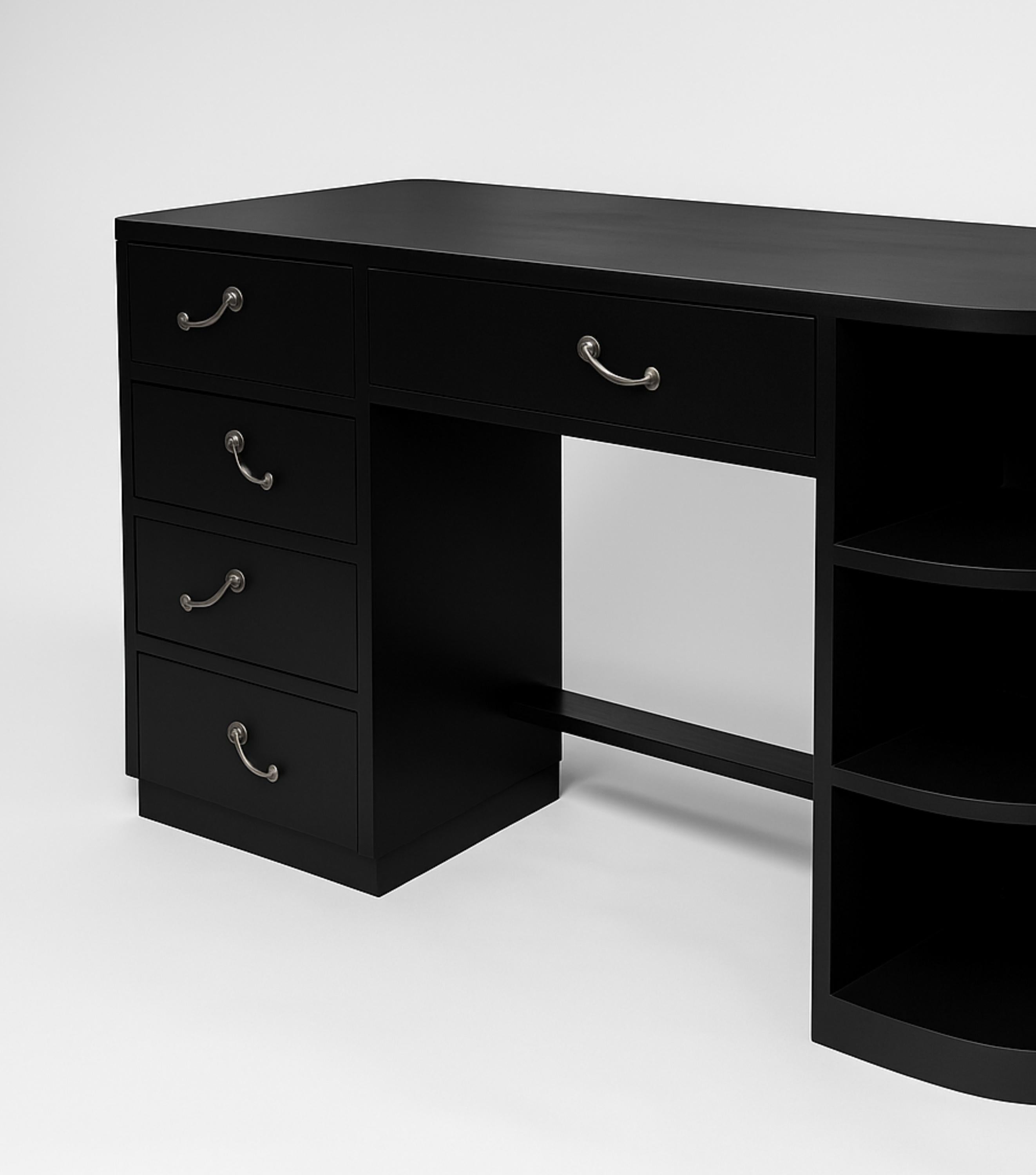 Scrivania Art Déco in noce verniciato nero con un'anta laterale, quattro cassetti laterali e un cassetto centrale.