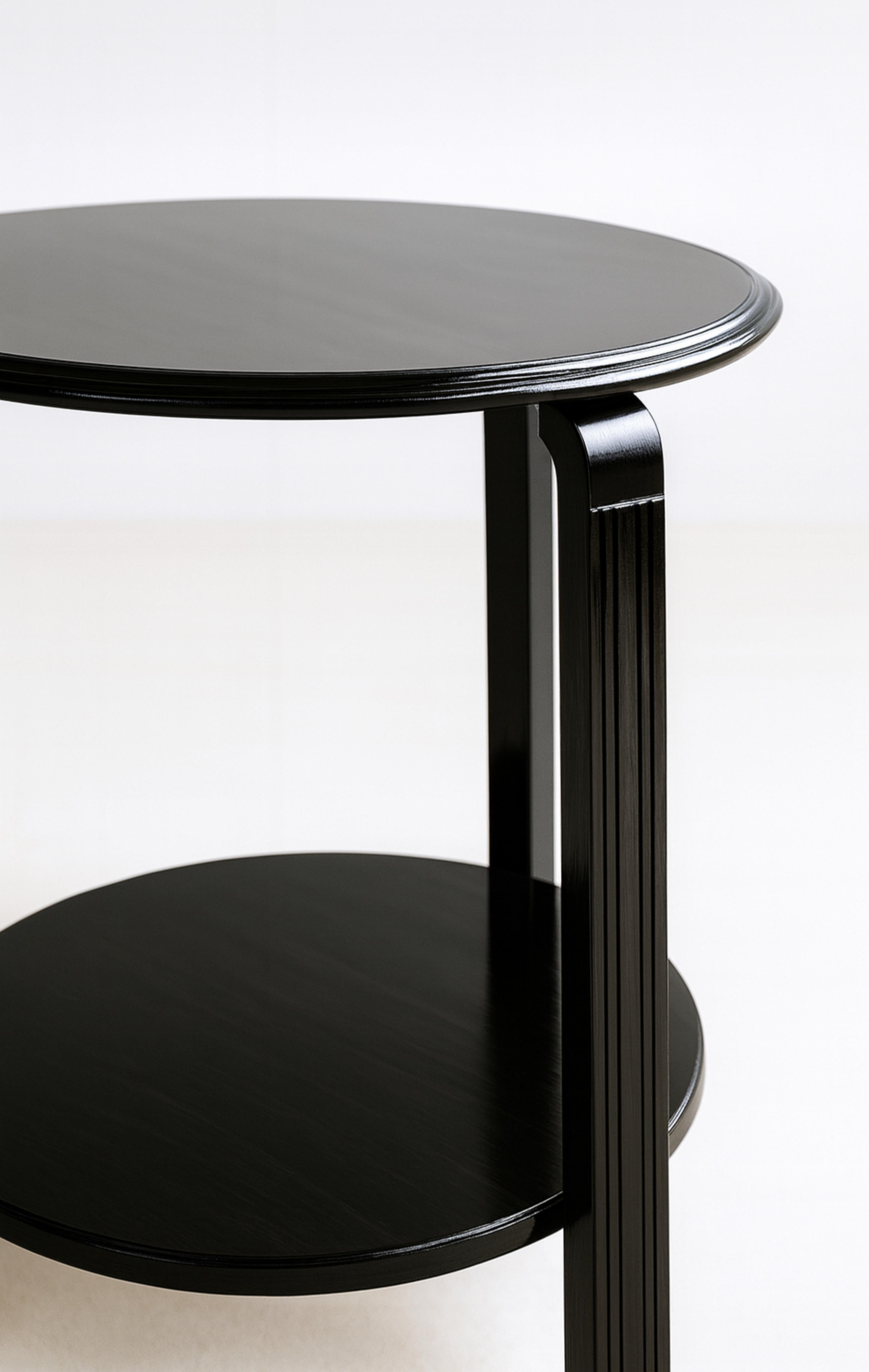 Art Deco Walnut Black Lacquer  Side Table, 20th Century In Good Condition For Sale In Lisbon, PT