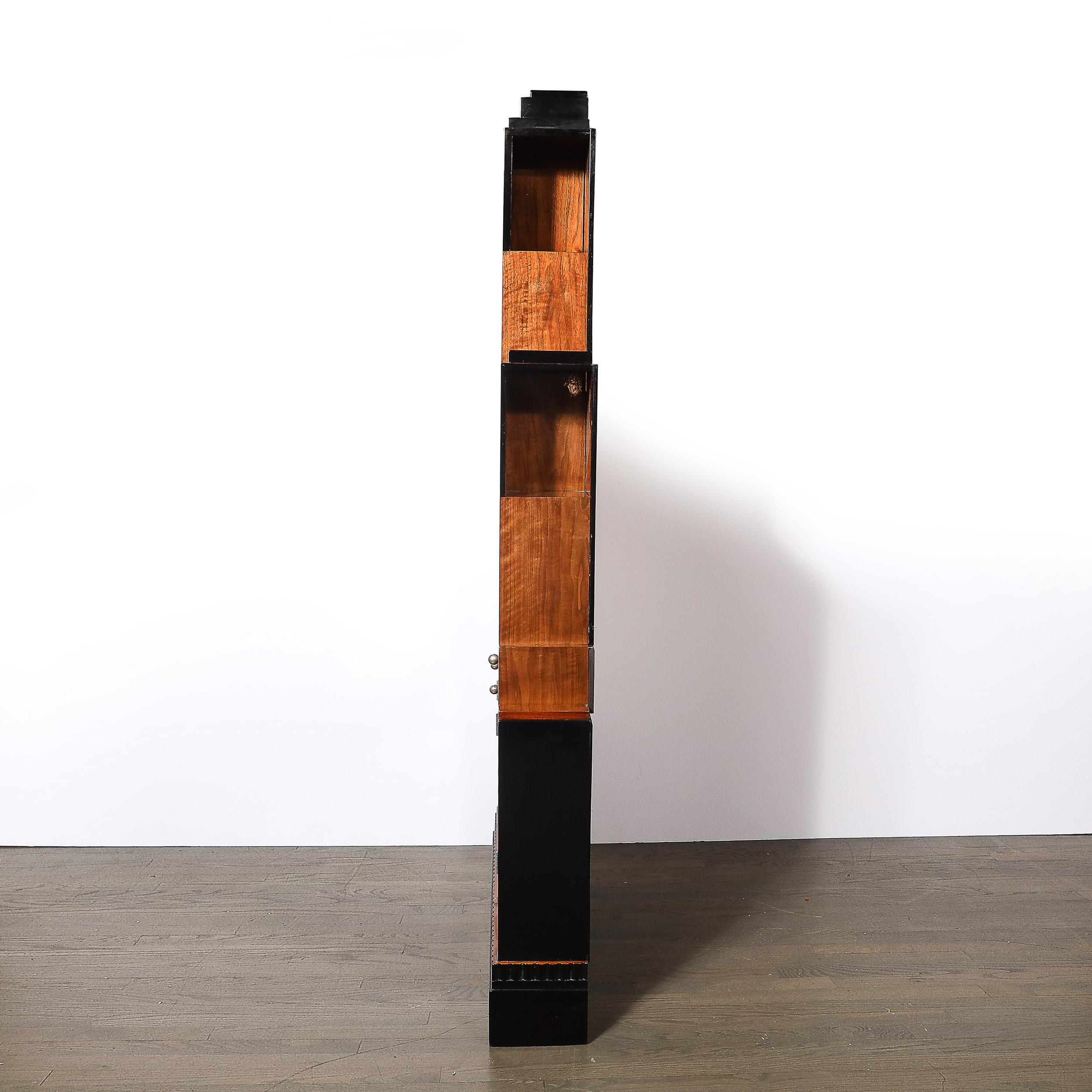 Bibliothèque Art Déco en noyer et laque noire de style gratte-ciel avec poignées chromées en vente 3