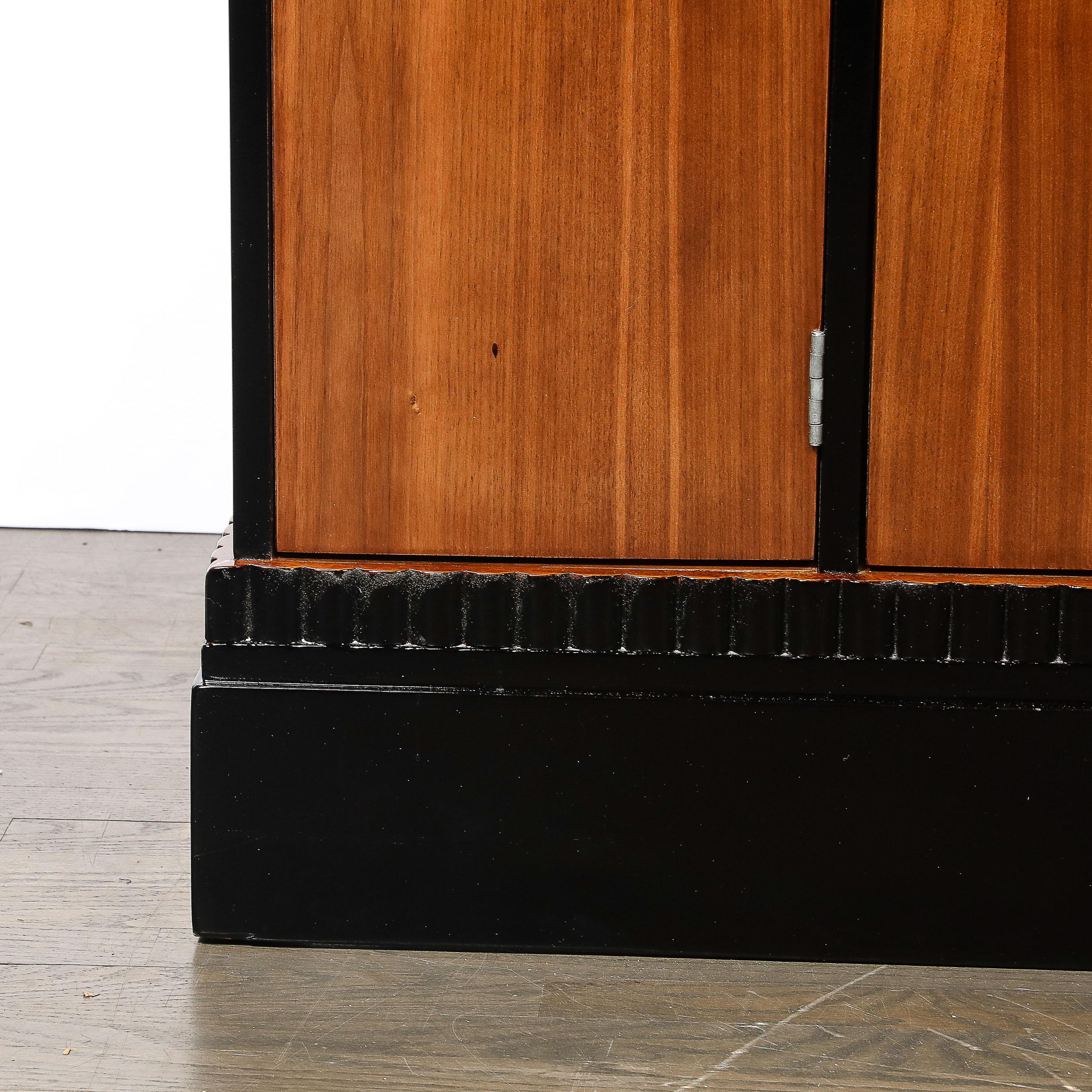 Bibliothèque Art Déco en noyer et laque noire de style gratte-ciel avec poignées chromées en vente 2