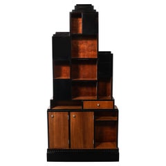 Bibliothèque Art Déco en noyer et laque noire de style gratte-ciel avec poignées chromées