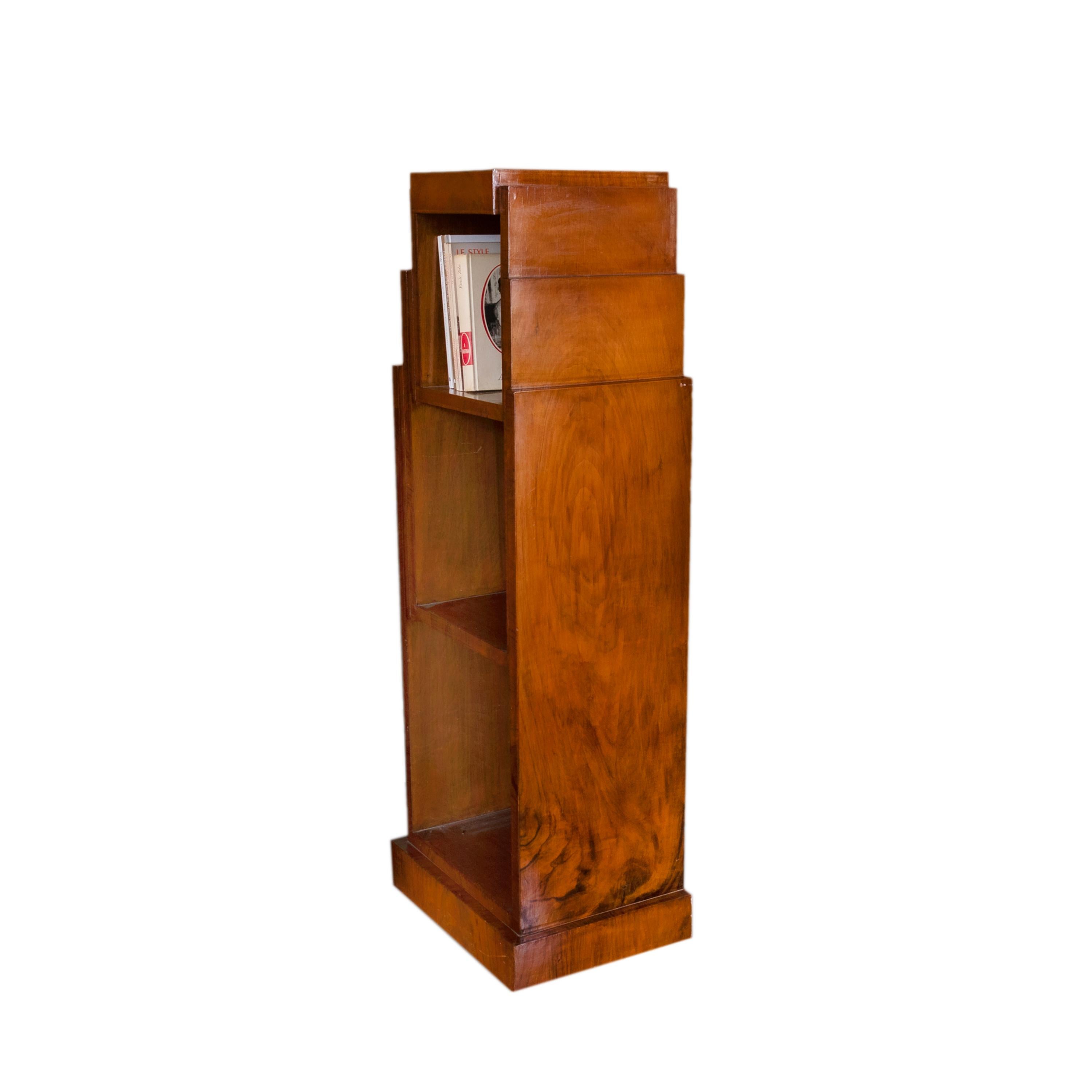 A splendid streamlined form Art Deco tower shape bookcase in walnut with
three divided spaces.

Height 47,24 in (120 cm)
Width 15,35 in (39 cm) 
Depth 11,81 in (30 cm)
