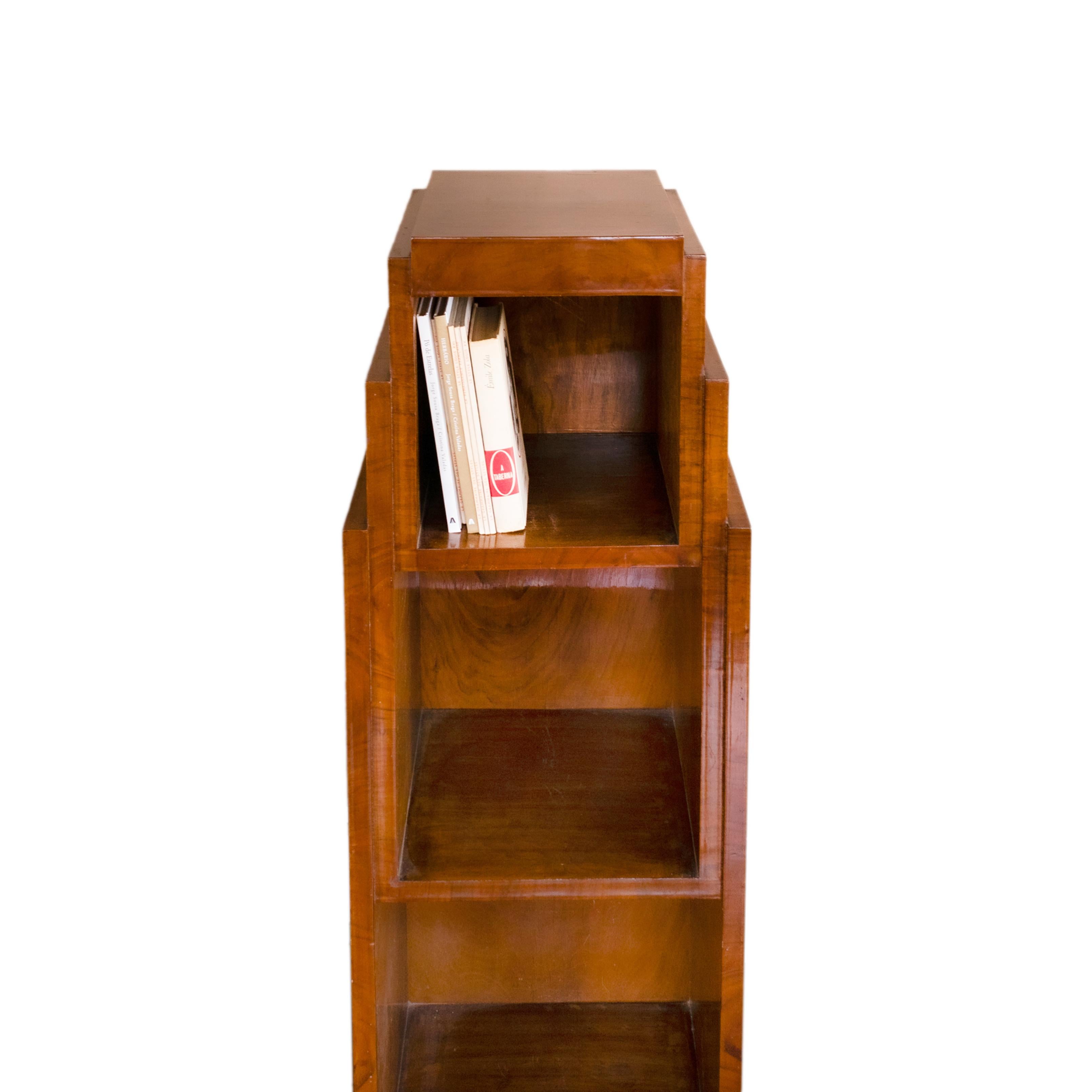 Art déco-Bücherregal aus Nussbaumholz, 20. Jahrhundert (Furnier) im Angebot