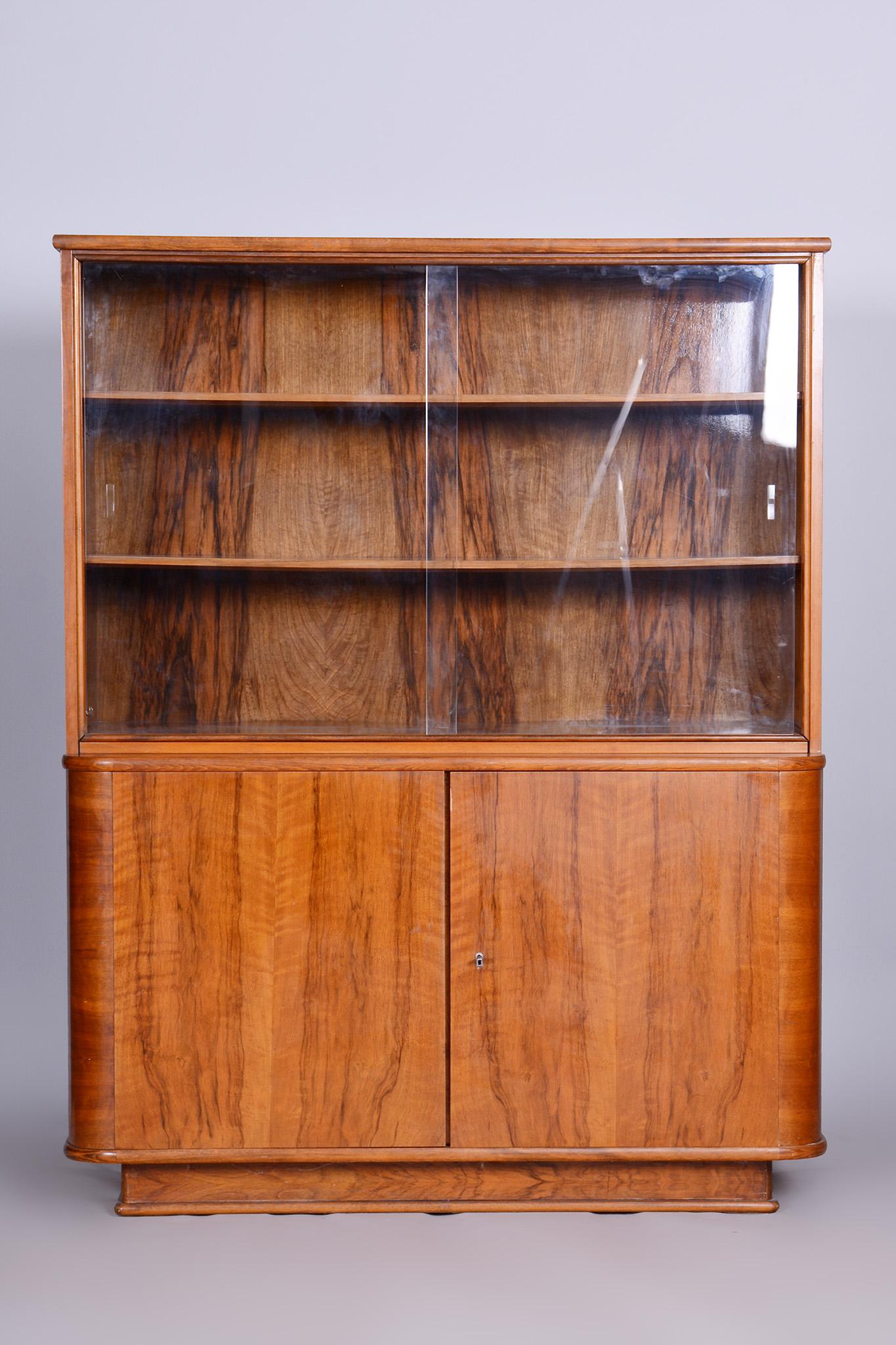 Art Deco Walnut Bookcase, Well-Preserved Original Condition, Czechia, 1950s For Sale 3