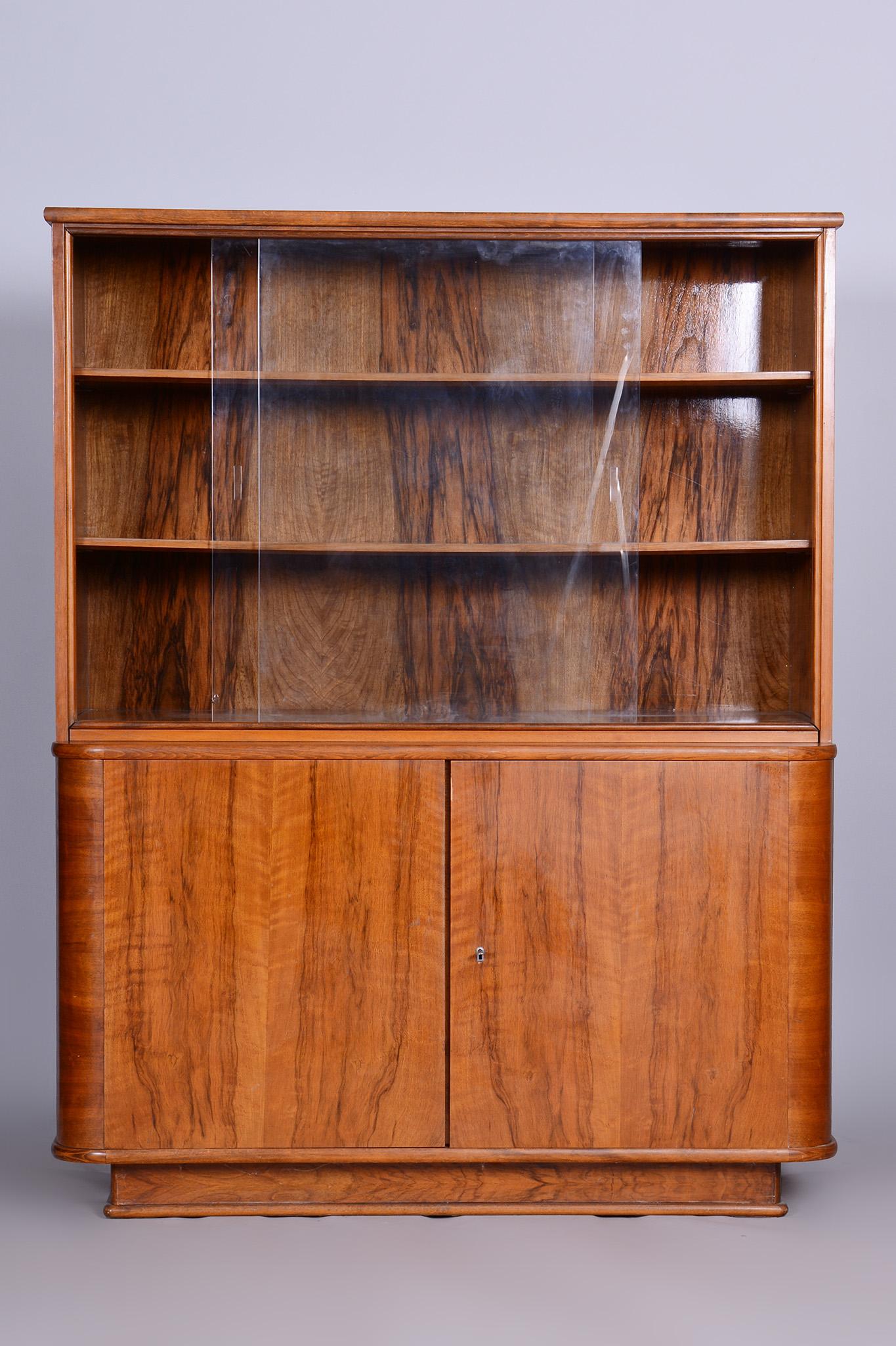 Art Deco Walnut Bookcase, Well-Preserved Original Condition, Czechia, 1950s For Sale 4