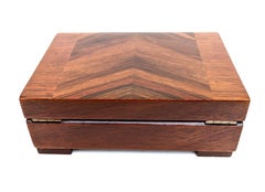 Caja Art Decó de nogal con asa de baquelita, c1930