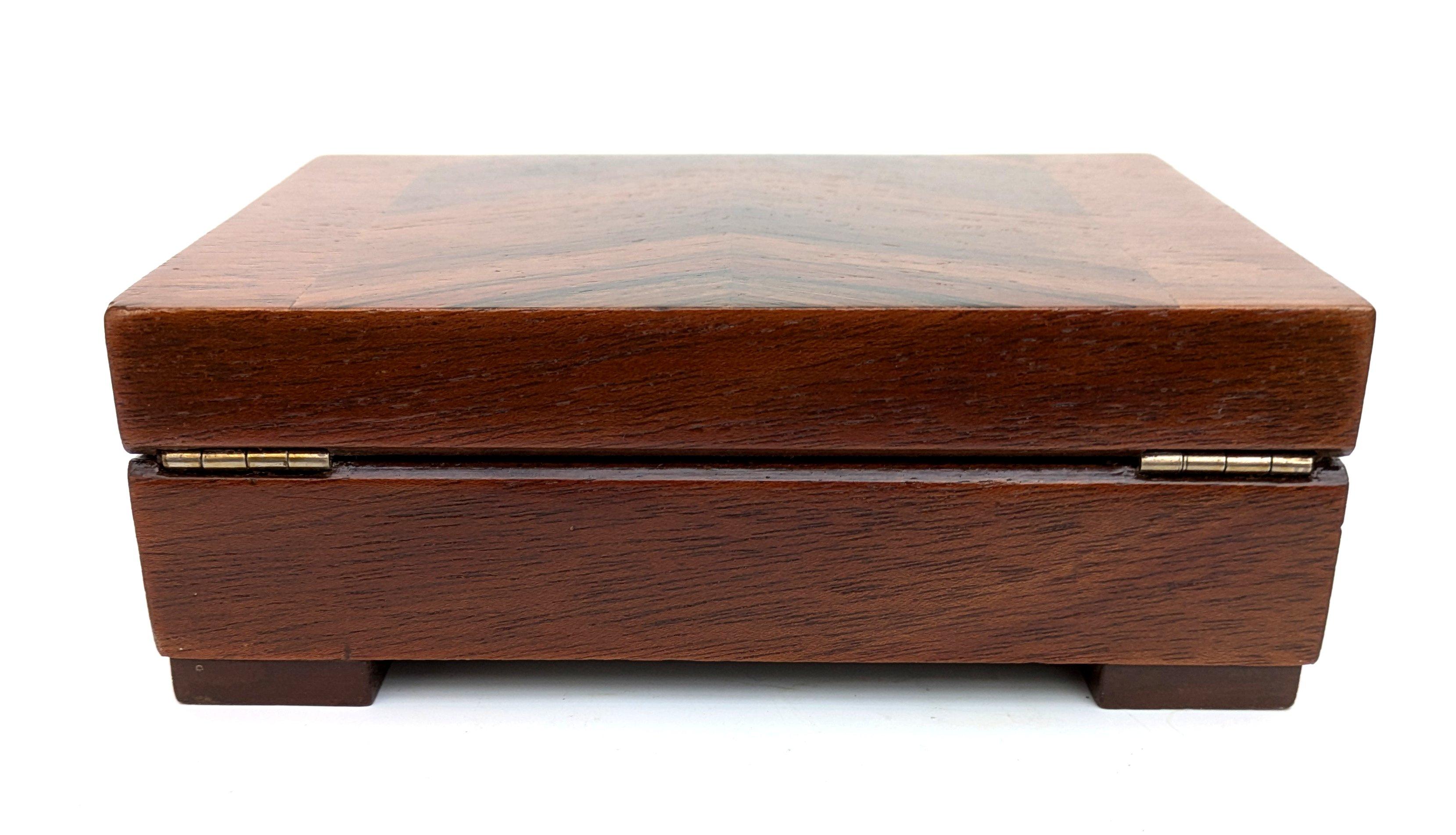 Caja Art Decó de nogal con asa de baquelita, c1930 en venta 2