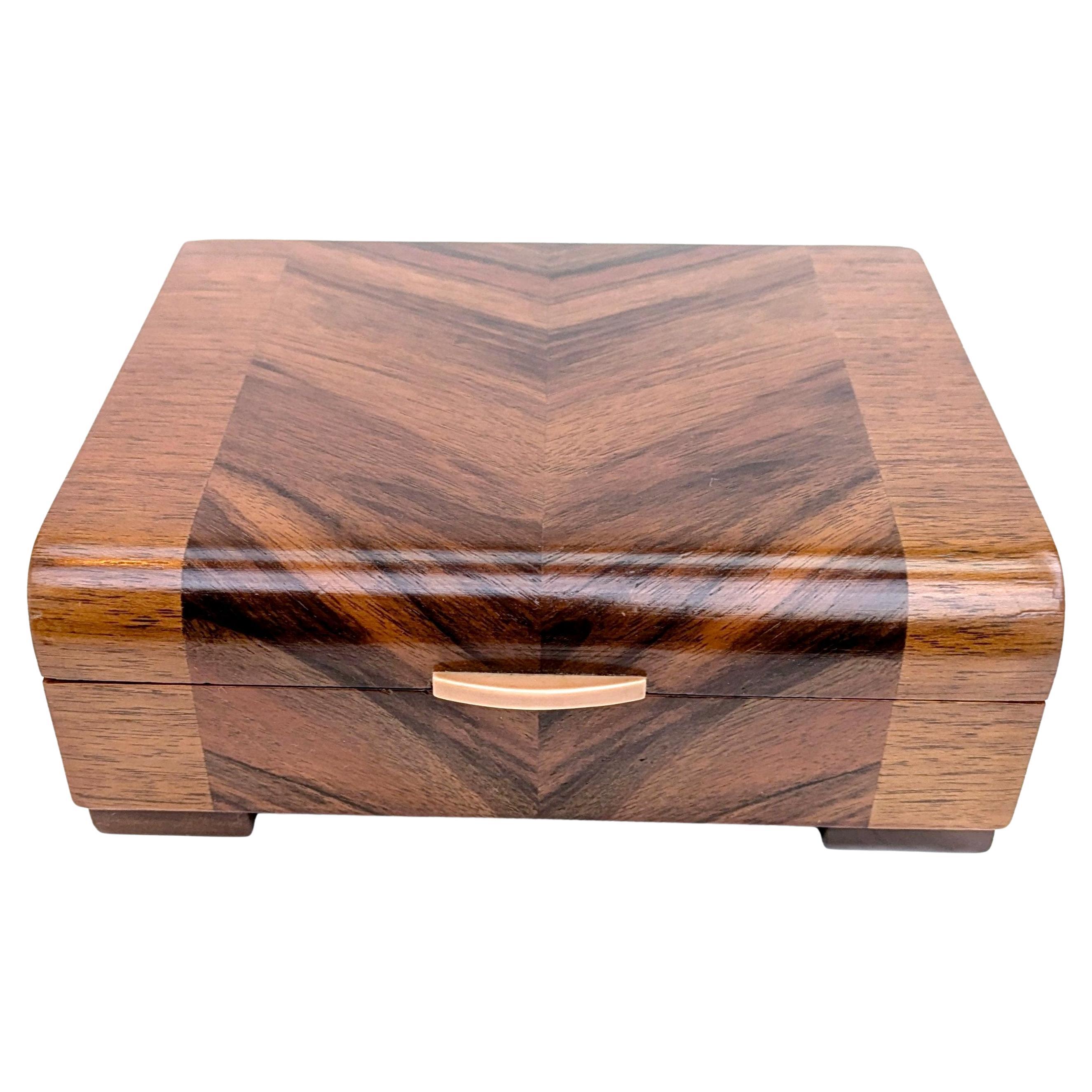 Caja Art Decó de nogal con asa de baquelita, c1930