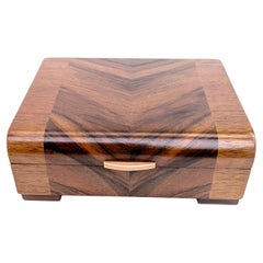 Caja Art Decó de nogal con asa de baquelita, c1930