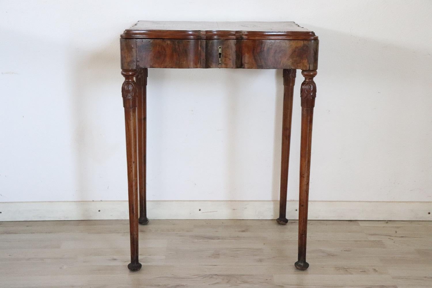 Rare and fine quality italian Art deco 1920s vanity table with legs are long and slender. Completely in precious walnut root. The top rises and internally we find a mirror and small compartments. This side table is perfect for holding your jewelry.