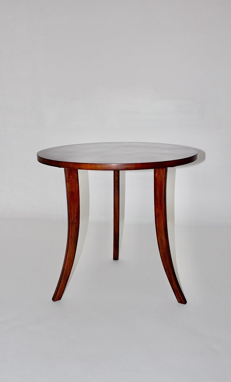 Art Deco vintage coffee table or side table from walnut in brown color by Josef Frank 1930s Vienna.
A stunning coffee table or side table by Josef Frank 1930s Vienna in beautiful warm chocolate brown color with three slightly curved legs.
This