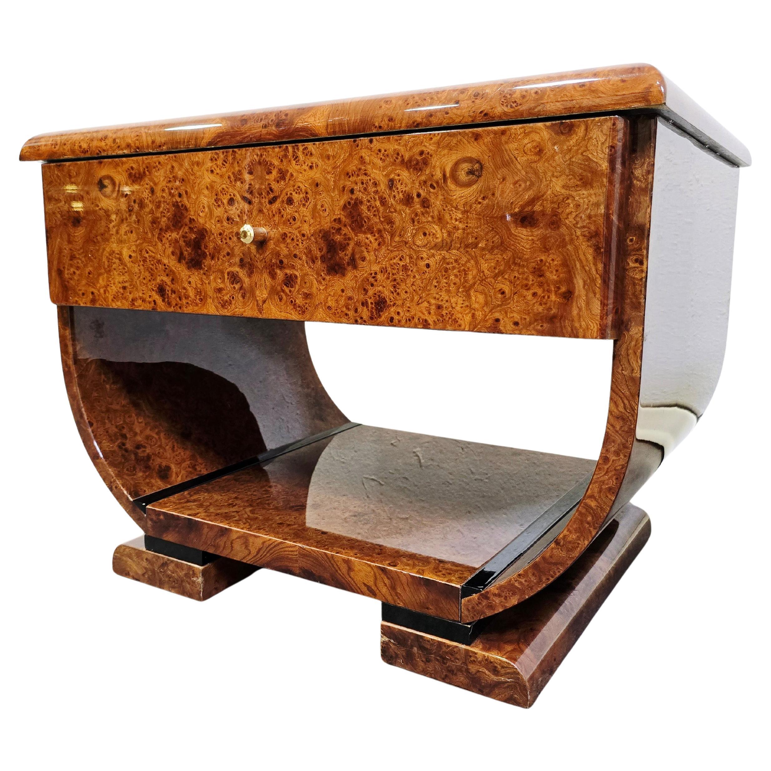 Comodini in stile Art déco con splendida impiallacciatura in legno di radica di noce e maniglie in ottone. 

Modelli dalla forma morbida e angoli smussati dalla forma generosa.

Il prezzo si intende per un solo pezzo.

Esempio di design Art Deco