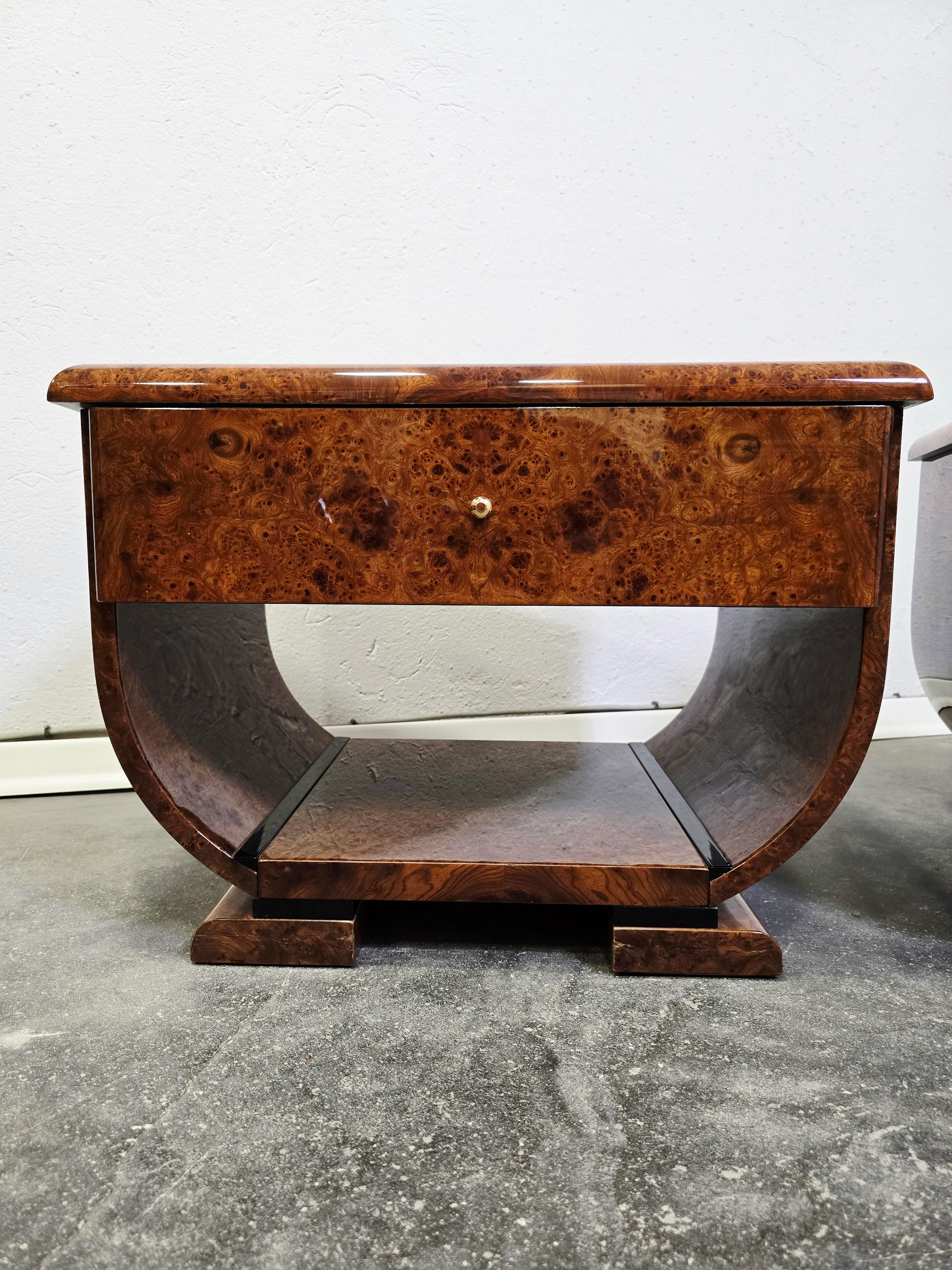 Art Déco Comodini Art Deco in radica di noce e ottone 1 di 2 in vendita