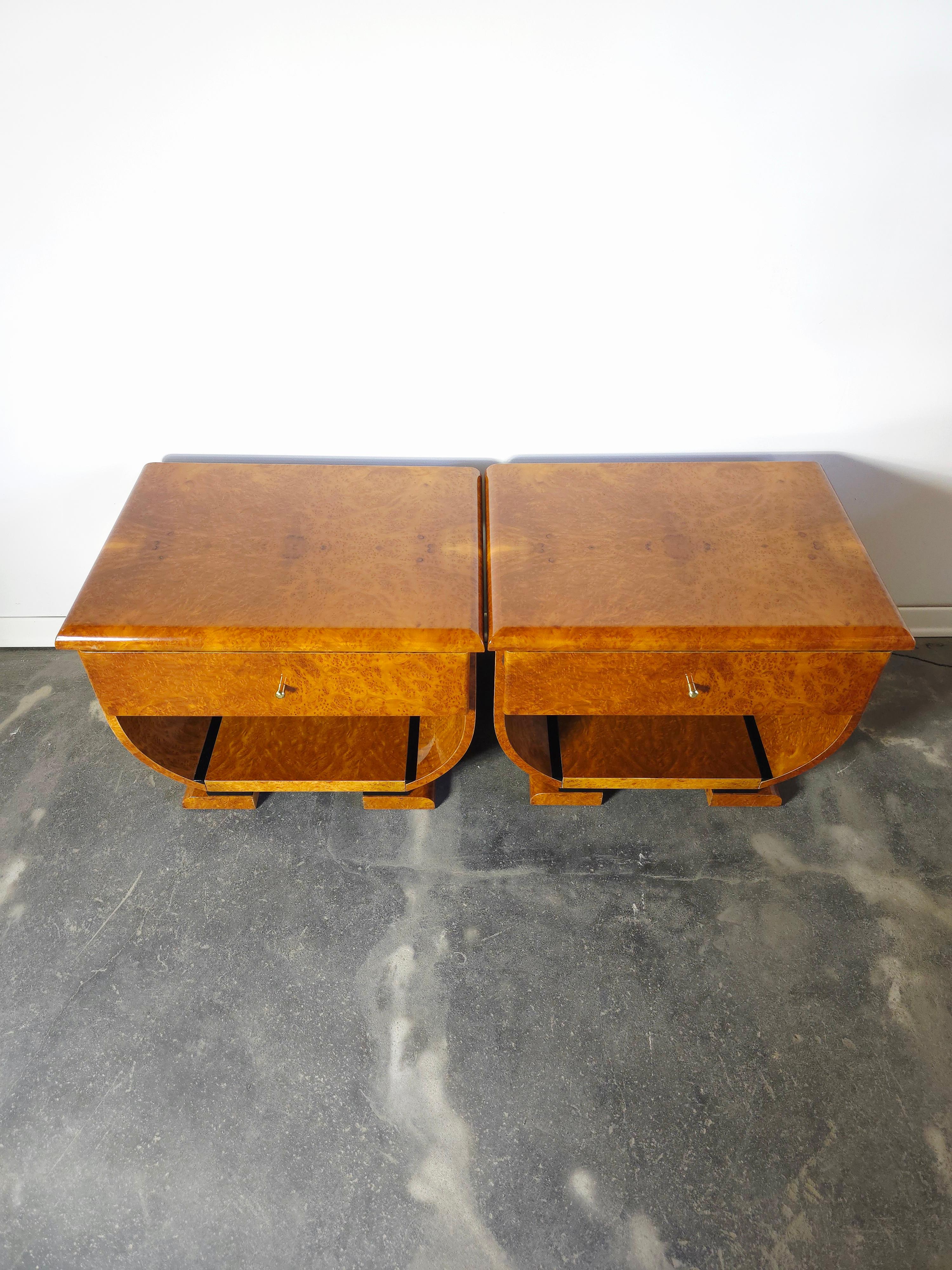 Art Deco Nussbaum Wurzelholz und Messing Nachttische Paar im Angebot 3