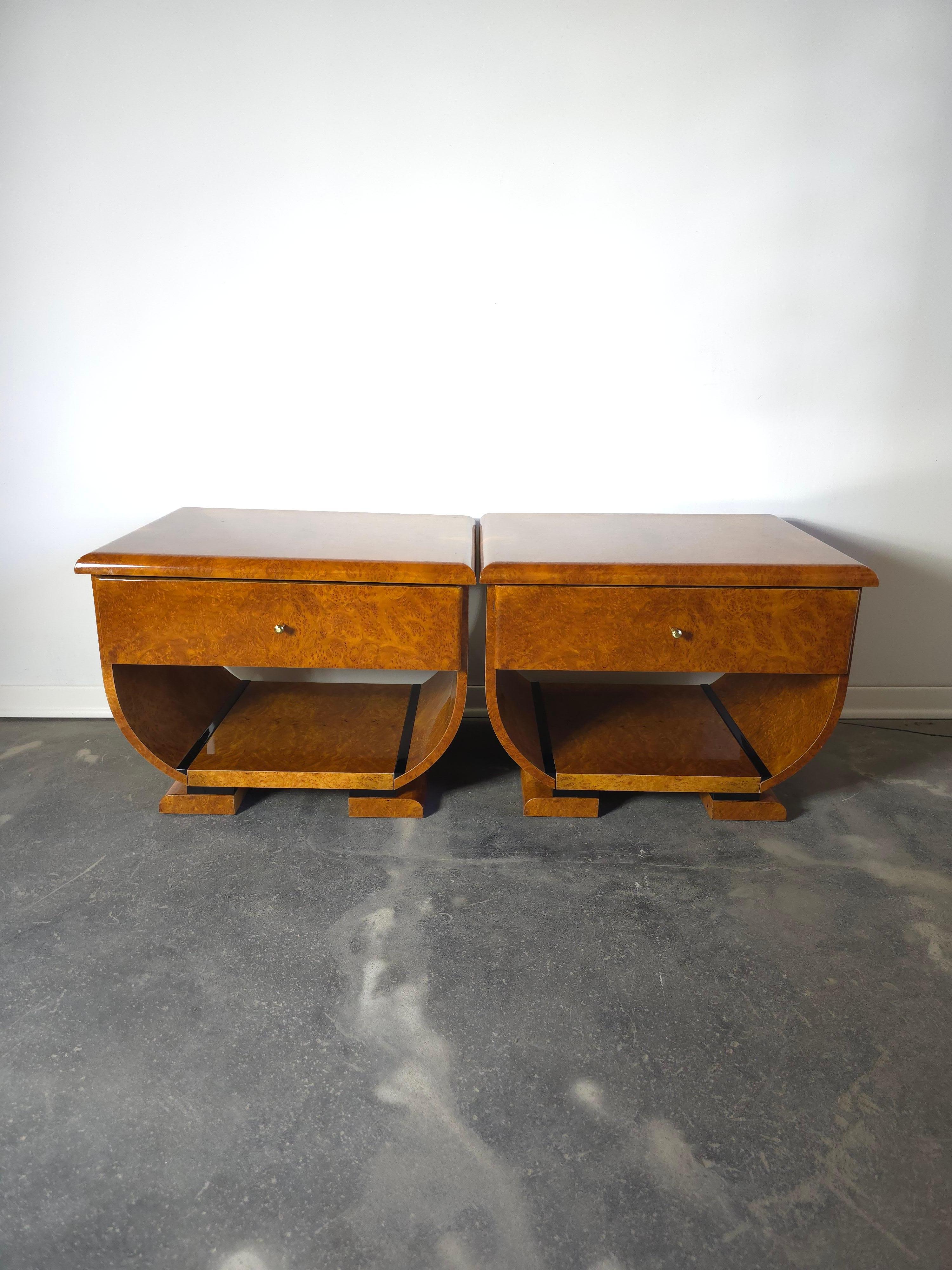 Art Deco Nussbaum Wurzelholz und Messing Nachttische Paar im Angebot 5