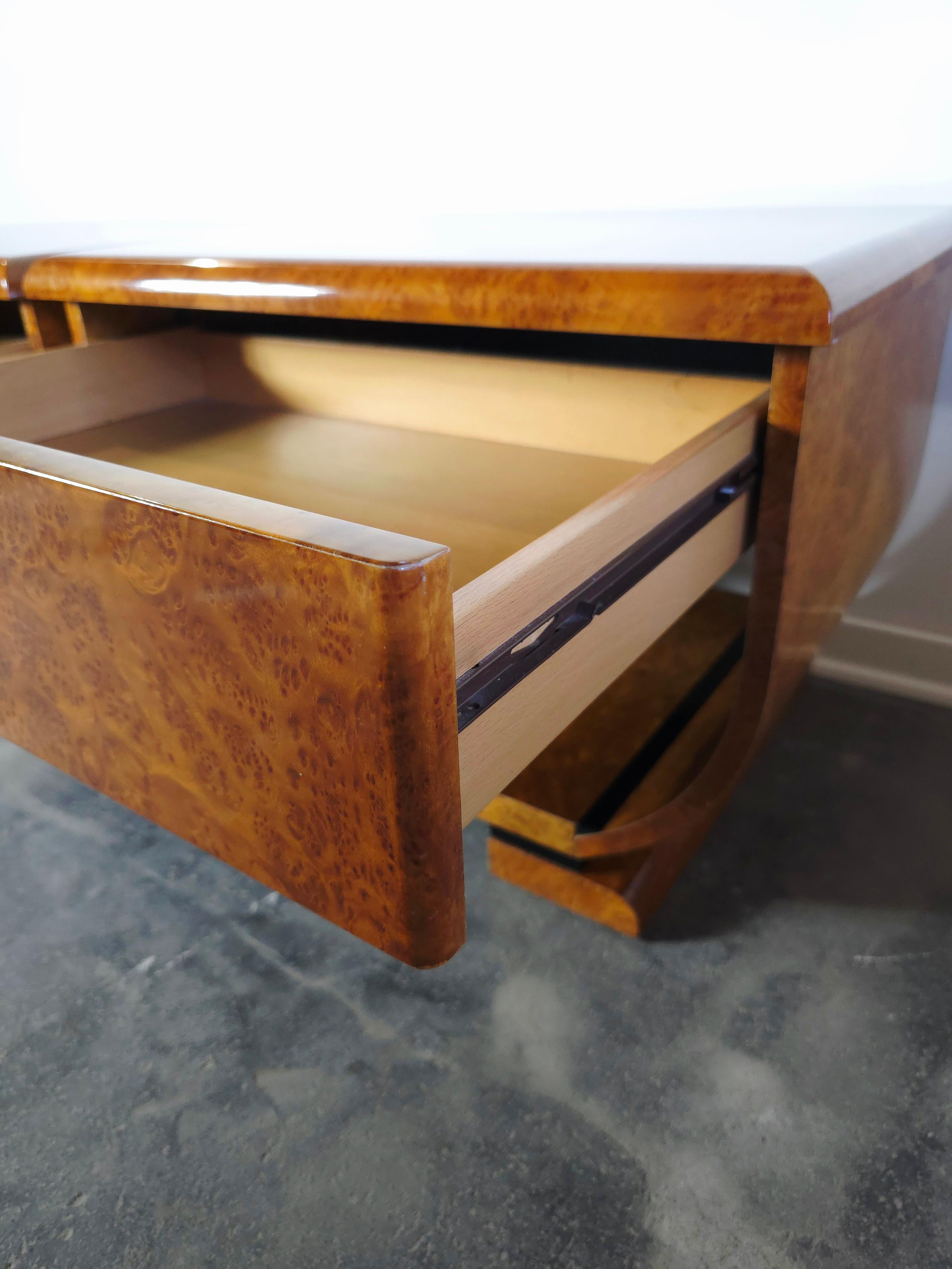 Nachttische im Art-déco-Stil mit schönem Furnier aus Nussbaum-Maserholz und Messinggriffen. 

Sanft geformte Muster und glatte Winkel mit großzügigem Einsatz von Gold, Lack und einer Vielzahl von teuren Materialien.